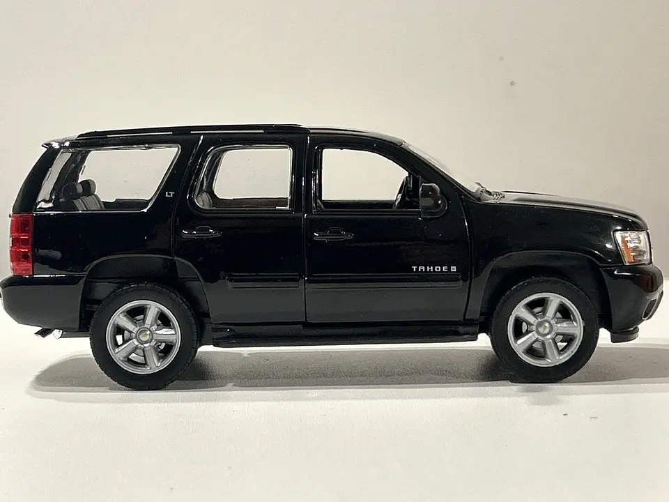 Welly Chevrolet Tahoe LT 2008 1:24 negro – SUV full-size icónica para coleccionistas en Chile | Ruta Nostalgia 4