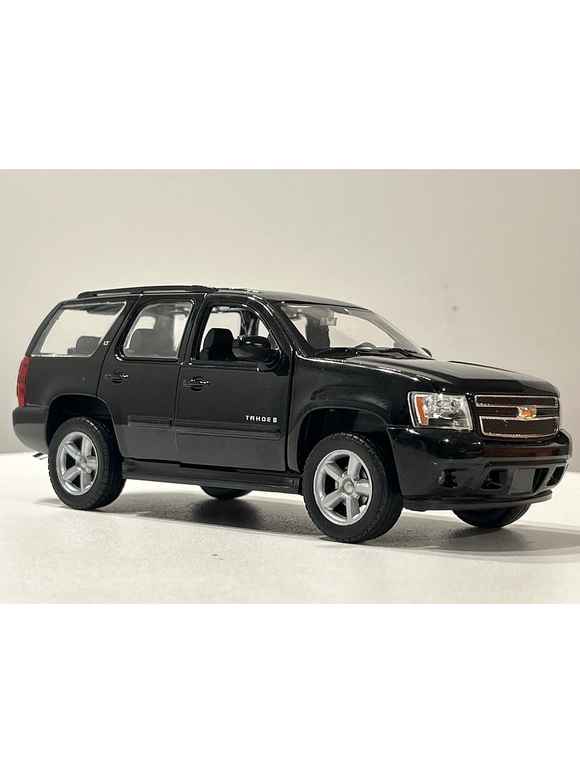 Welly Chevrolet Tahoe LT 2008 1:24 negro – SUV full-size icónica para coleccionistas en Chile | Ruta Nostalgia 8