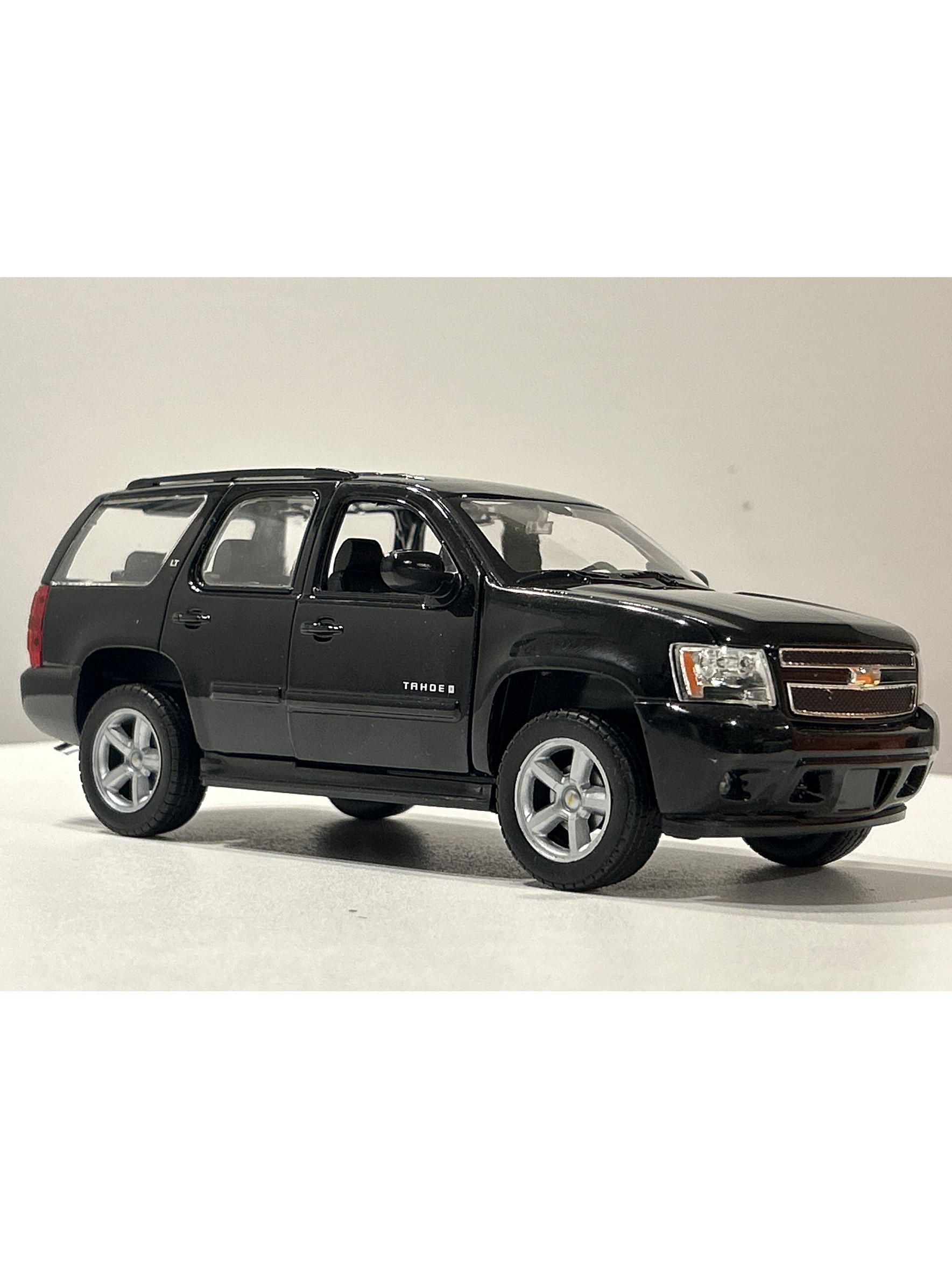 Welly Chevrolet Tahoe LT 2008 1:24 negro – SUV full-size icónica para coleccionistas en Chile | Ruta Nostalgia 8