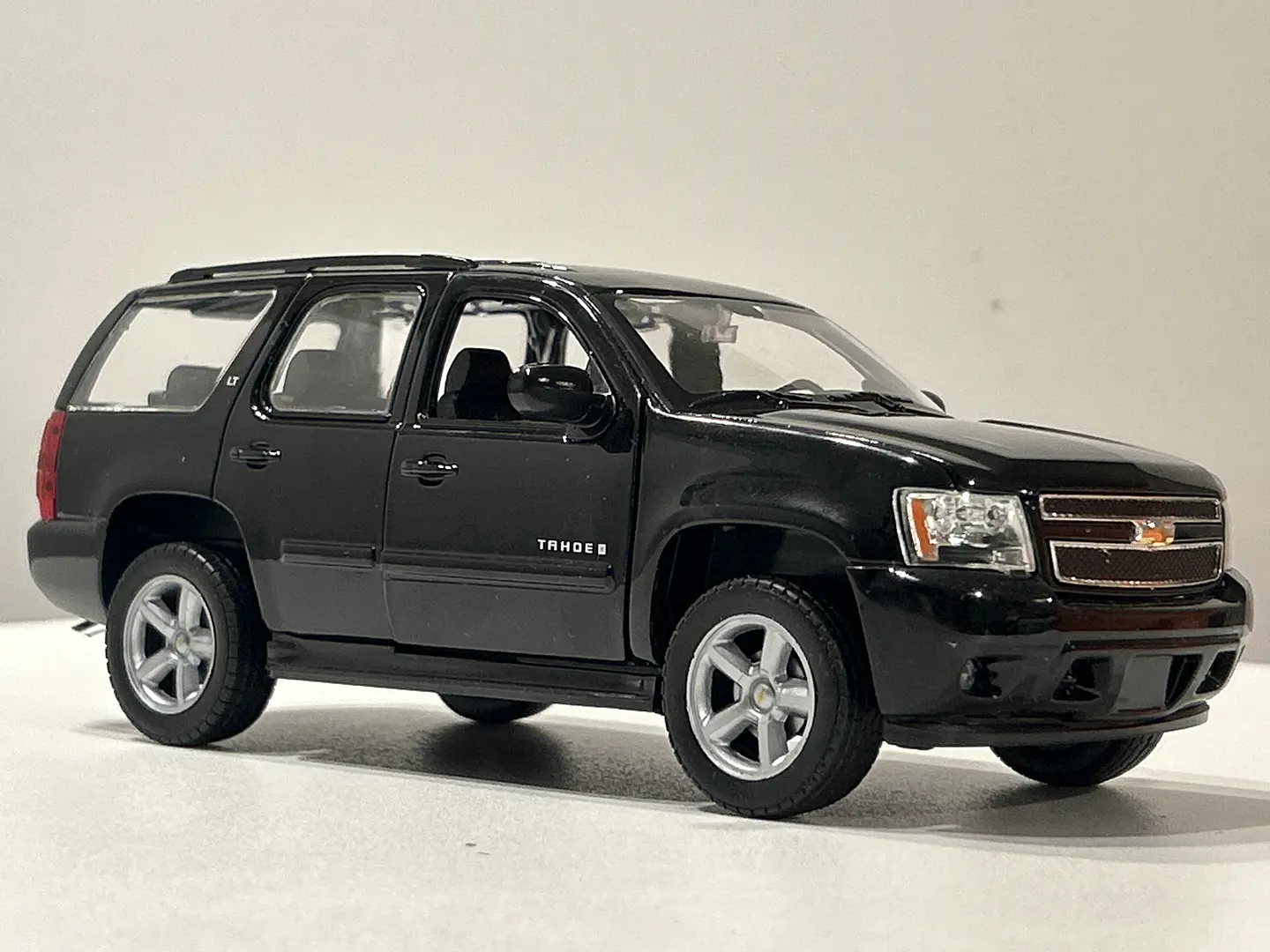 Welly Chevrolet Tahoe LT 2008 1:24 negro – SUV full-size icónica para coleccionistas en Chile | Ruta Nostalgia 8