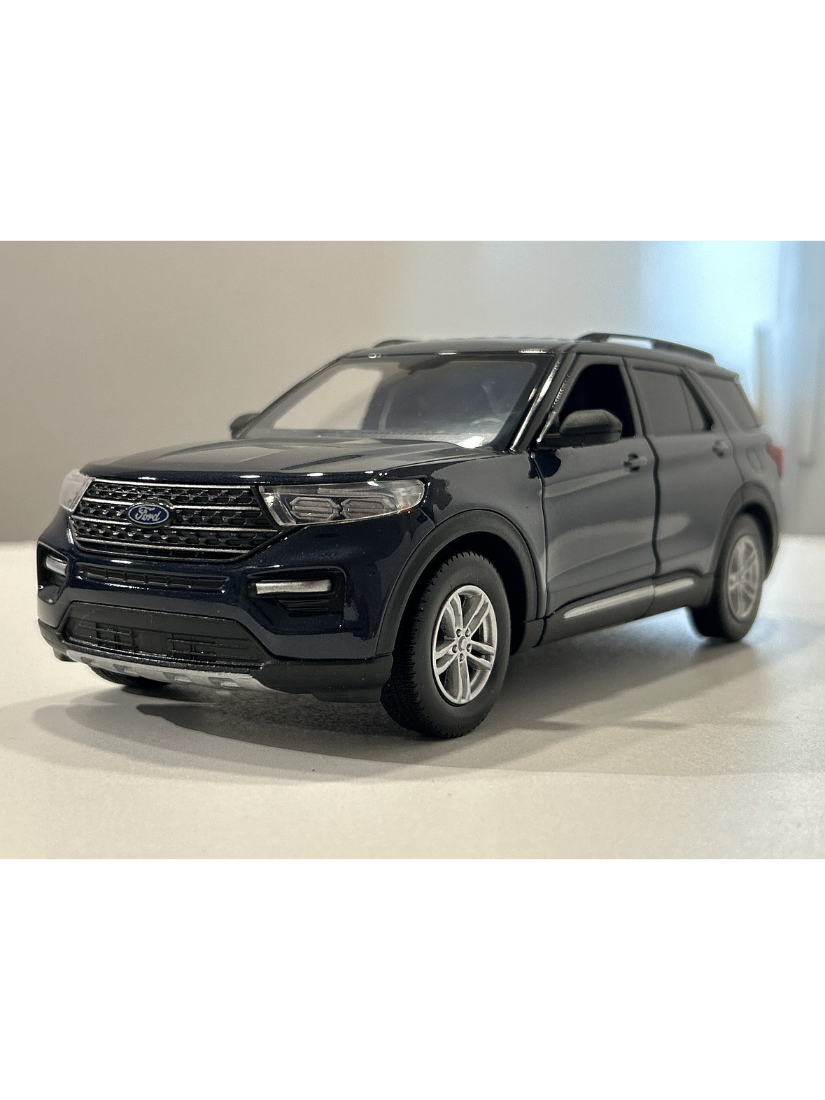 Motormax Ford Explorer XLT 2022 1:24 – SUV tres filas moderno para coleccionistas | Ruta Nostalgia 2