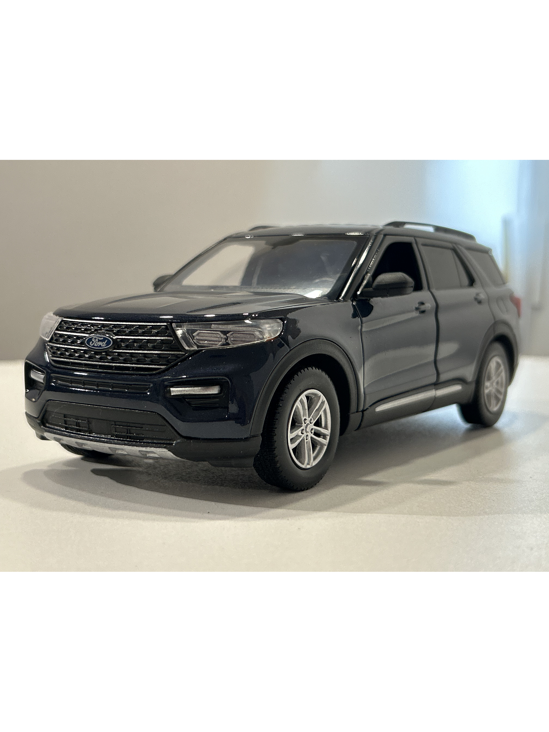 Motormax Ford Explorer XLT 2022 1:24 – SUV tres filas moderno para coleccionistas | Ruta Nostalgia 2