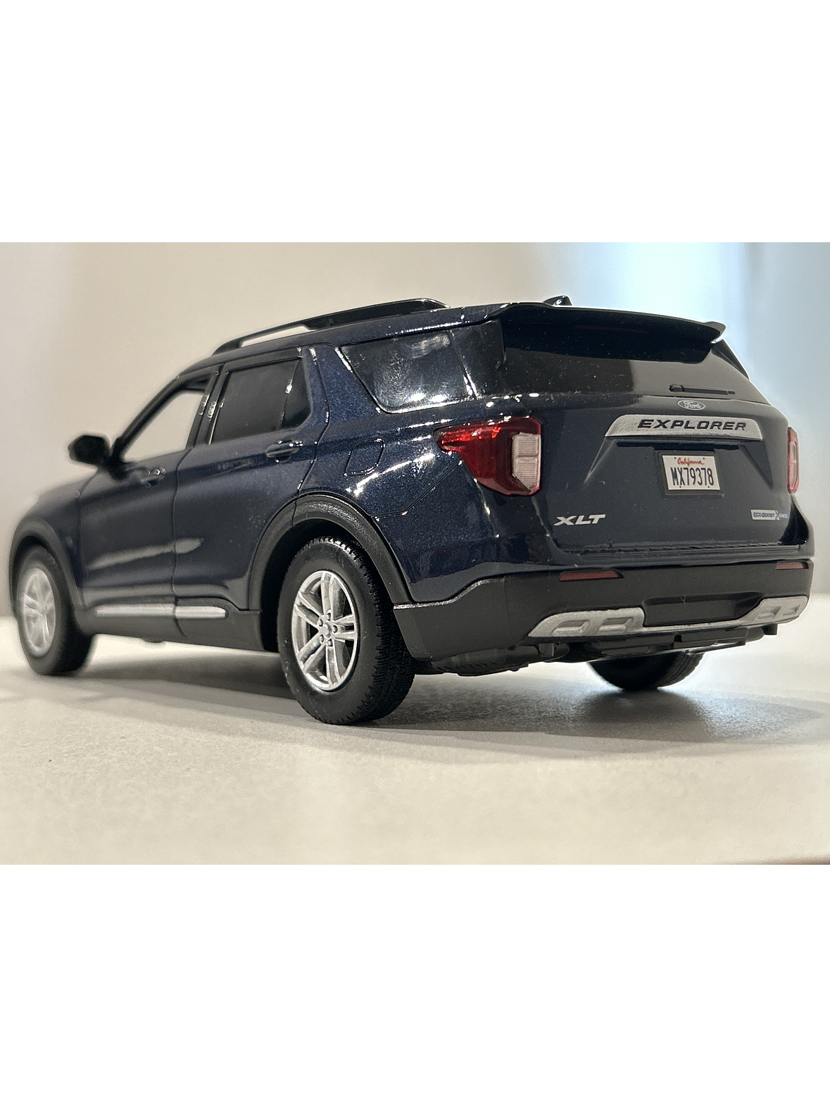 Motormax Ford Explorer XLT 2022 1:24 – SUV tres filas moderno para coleccionistas | Ruta Nostalgia 7