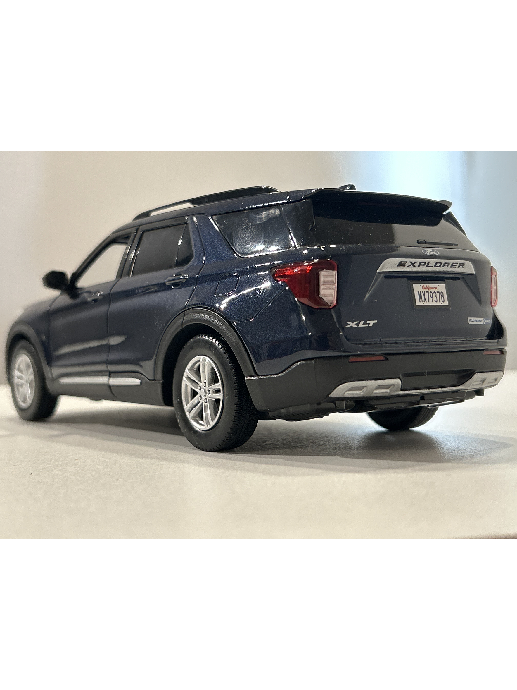 Motormax Ford Explorer XLT 2022 1:24 – SUV tres filas moderno para coleccionistas | Ruta Nostalgia 7