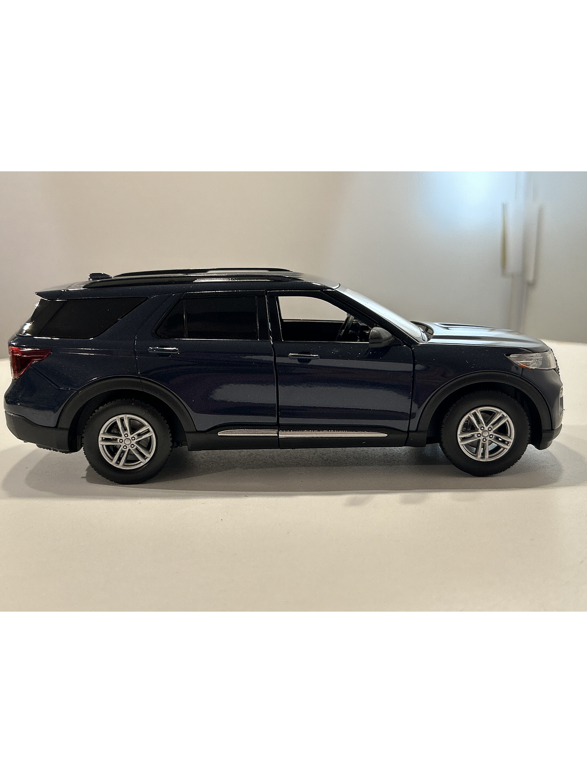 Motormax Ford Explorer XLT 2022 1:24 – SUV tres filas moderno para coleccionistas | Ruta Nostalgia 5