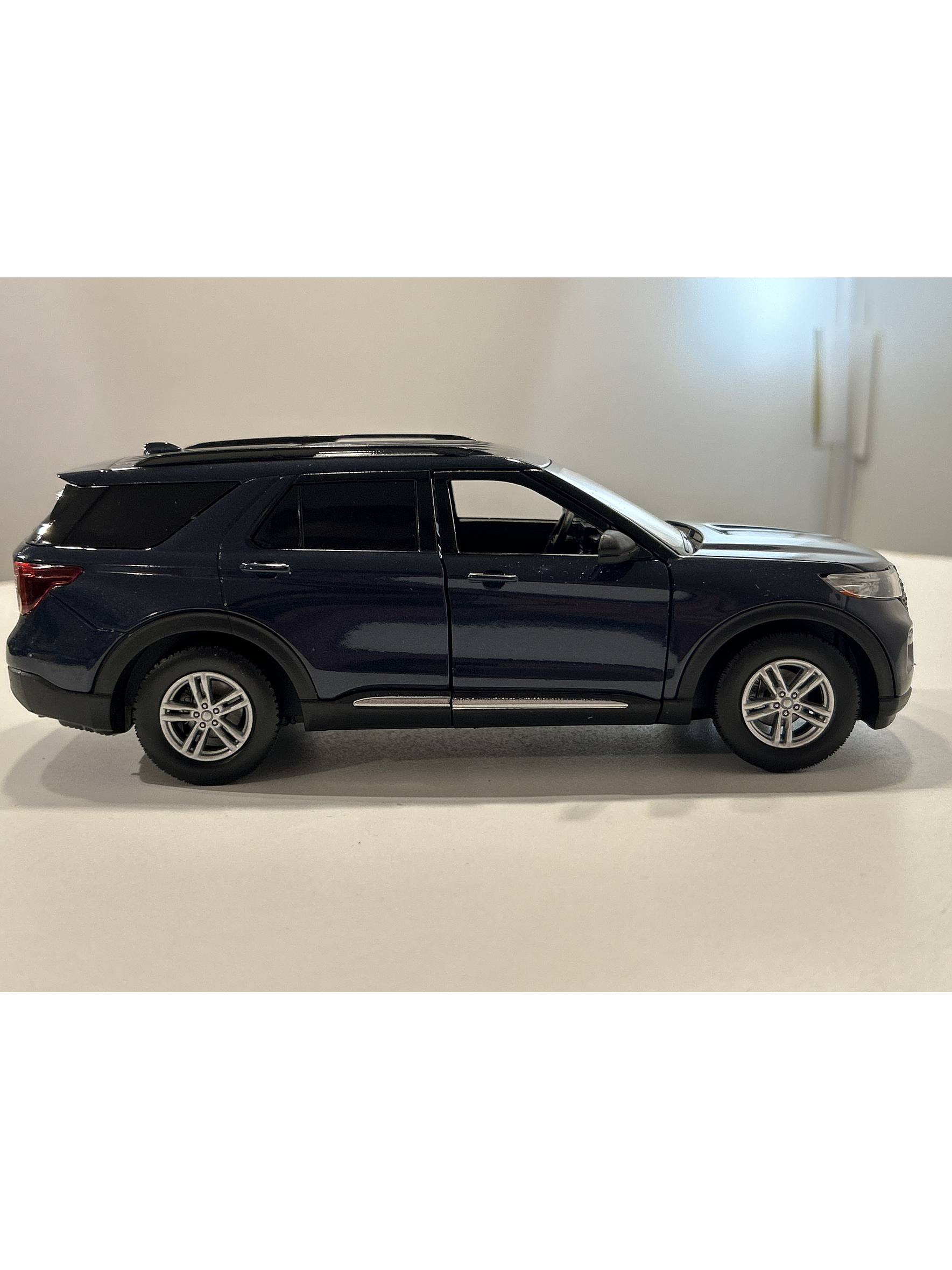 Motormax Ford Explorer XLT 2022 1:24 – SUV tres filas moderno para coleccionistas | Ruta Nostalgia 5