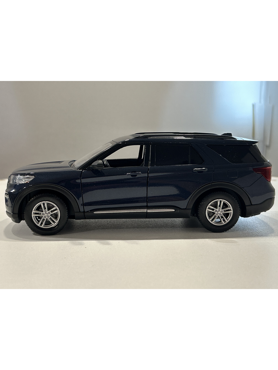 Motormax Ford Explorer XLT 2022 1:24 – SUV tres filas moderno para coleccionistas | Ruta Nostalgia 9