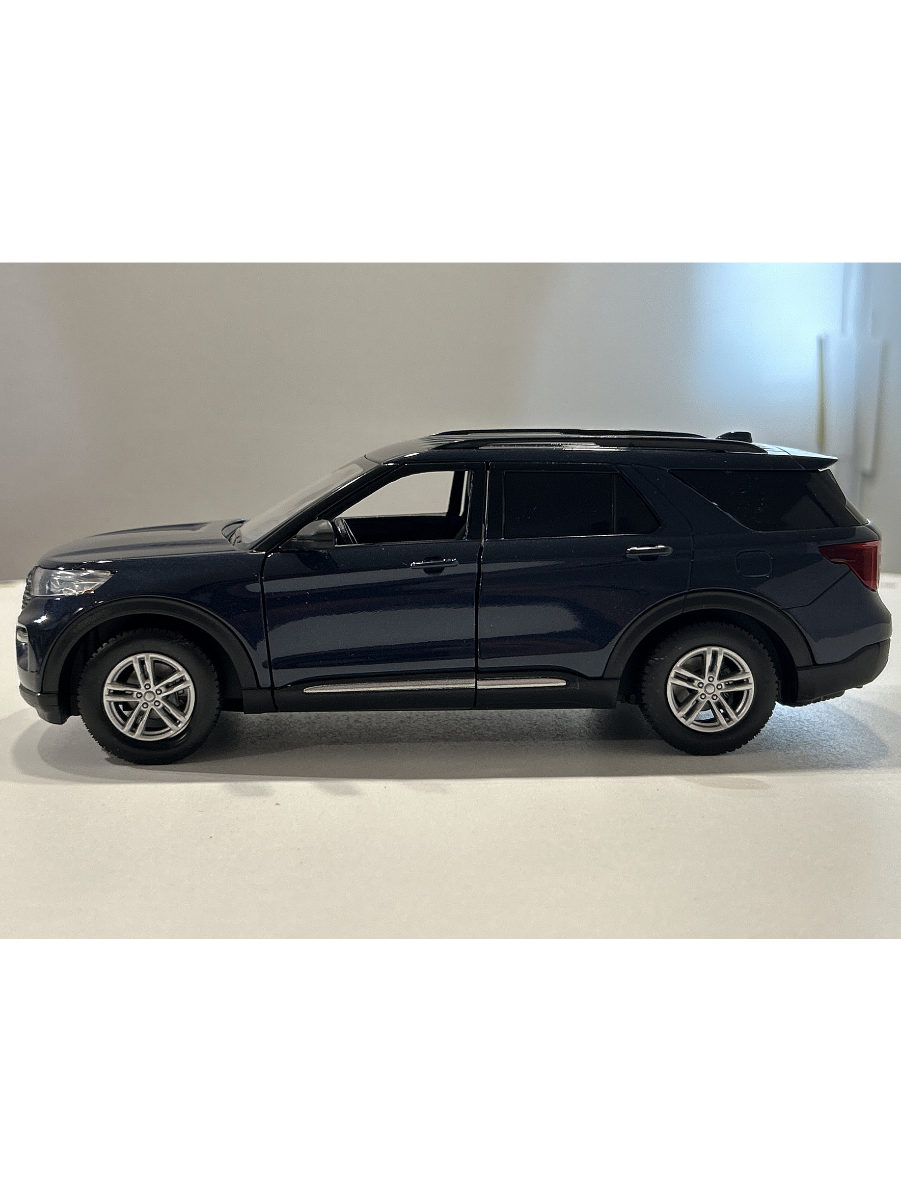 Motormax Ford Explorer XLT 2022 1:24 – SUV tres filas moderno para coleccionistas | Ruta Nostalgia 9