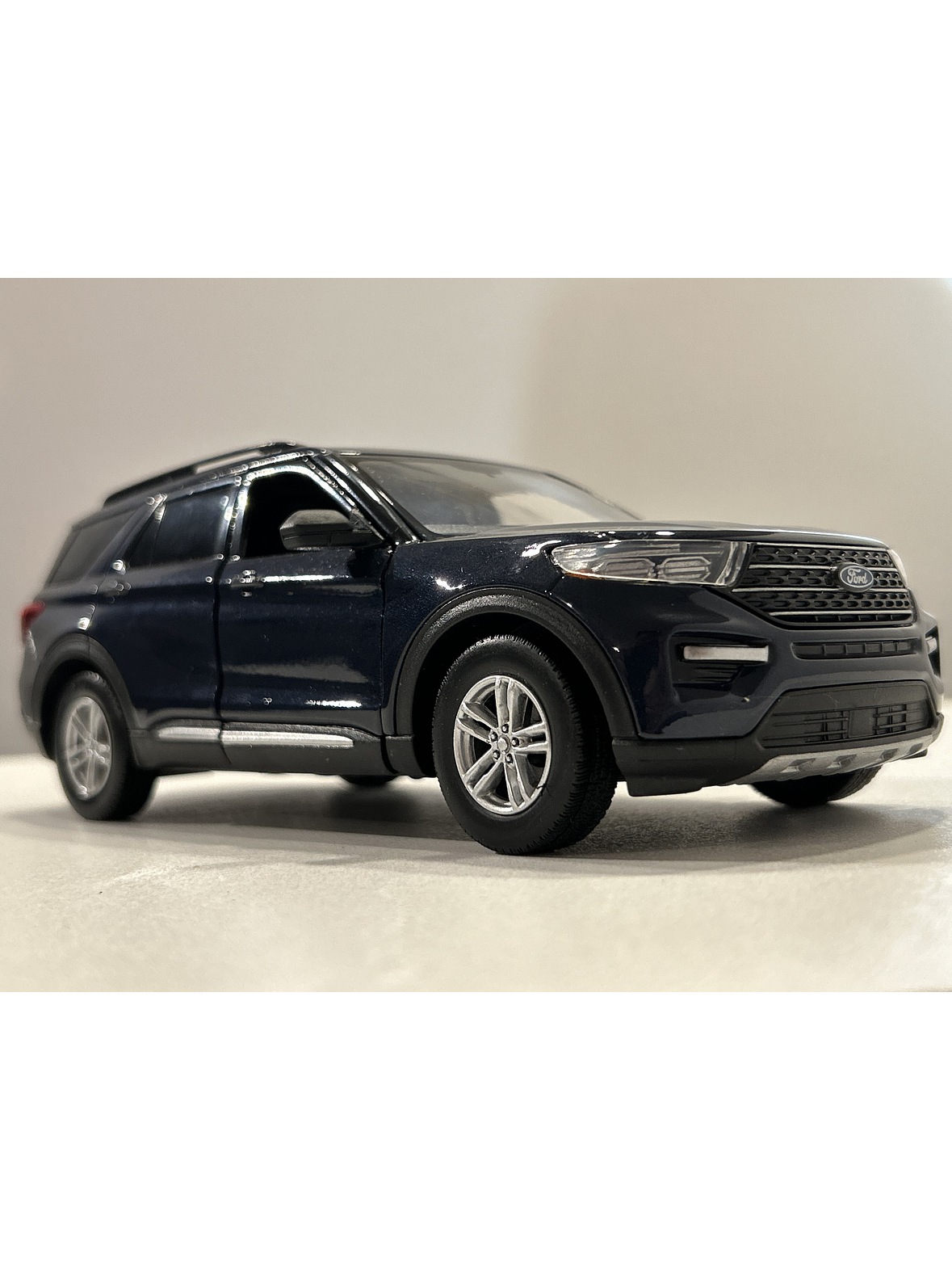 Motormax Ford Explorer XLT 2022 1:24 – SUV tres filas moderno para coleccionistas | Ruta Nostalgia 10