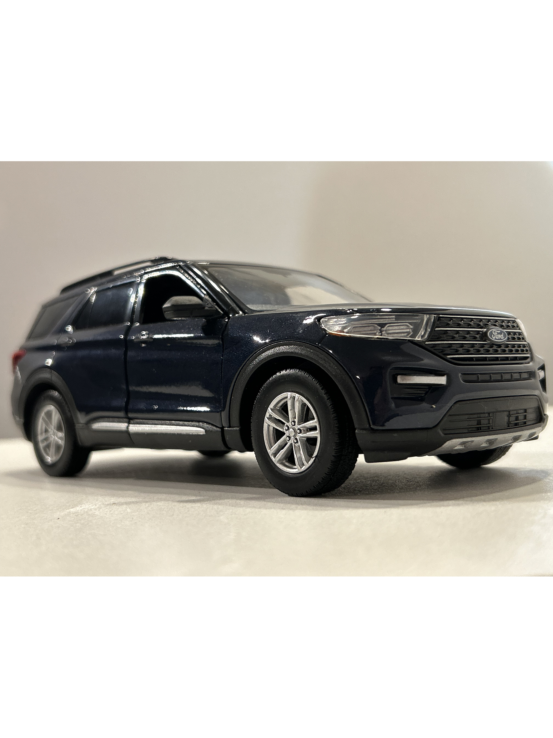 Motormax Ford Explorer XLT 2022 1:24 – SUV tres filas moderno para coleccionistas | Ruta Nostalgia 10