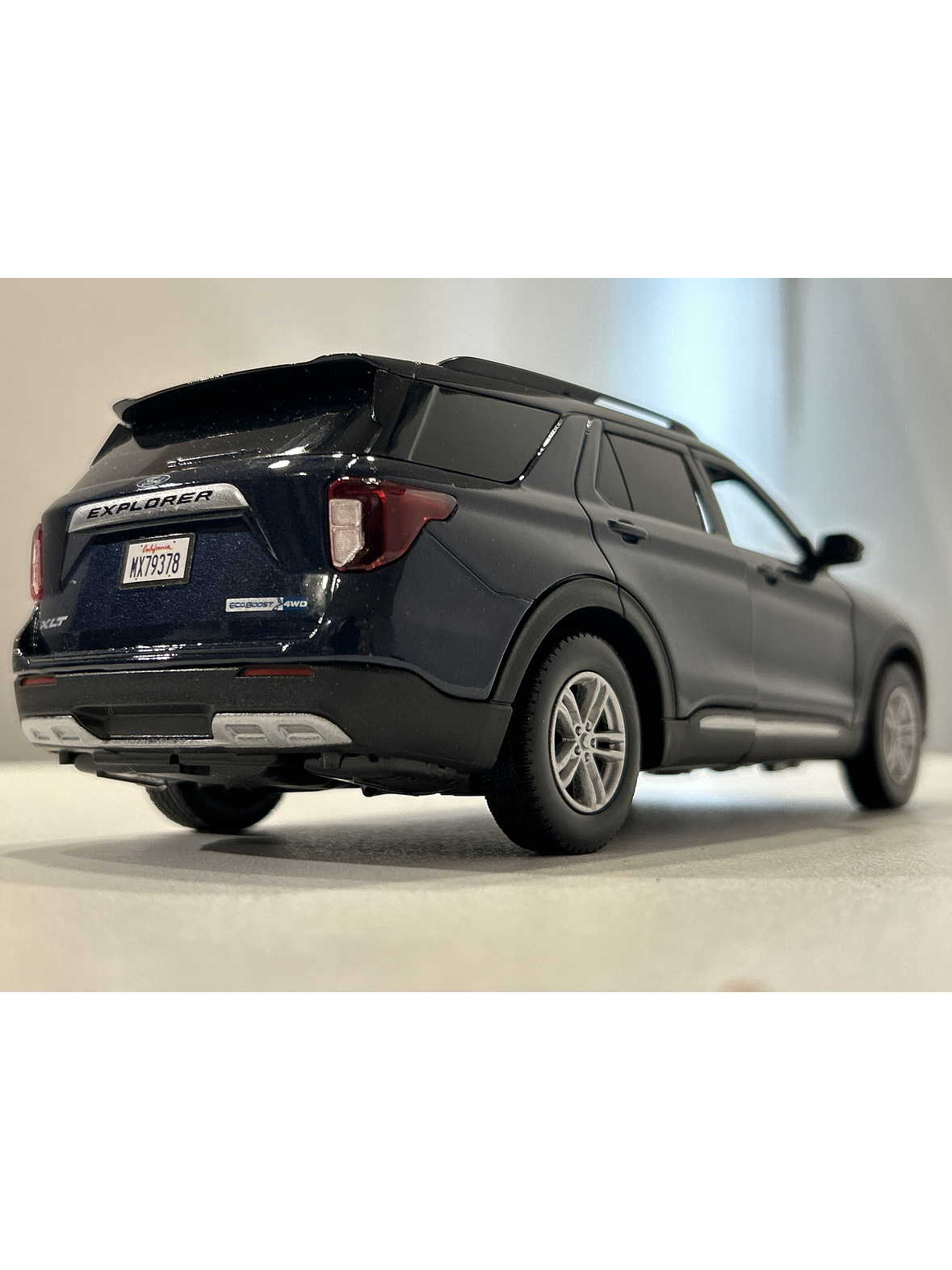 Motormax Ford Explorer XLT 2022 1:24 – SUV tres filas moderno para coleccionistas | Ruta Nostalgia 6