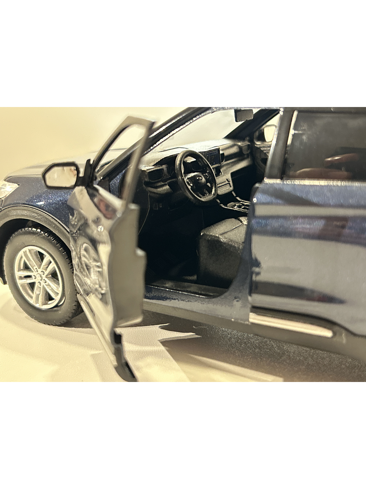 Motormax Ford Explorer XLT 2022 1:24 – SUV tres filas moderno para coleccionistas | Ruta Nostalgia 8