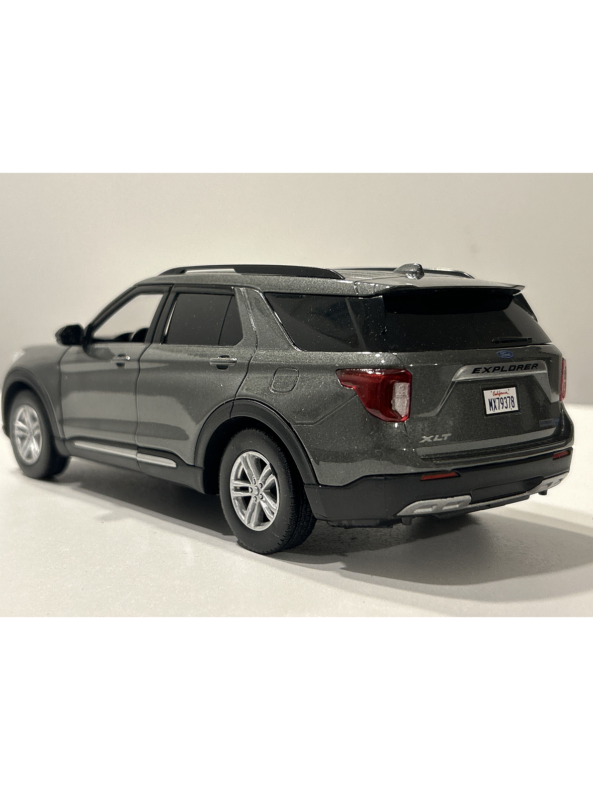 Motormax Ford Explorer XLT 2022 1:24 – SUV tres filas moderno para coleccionistas | Ruta Nostalgia 19