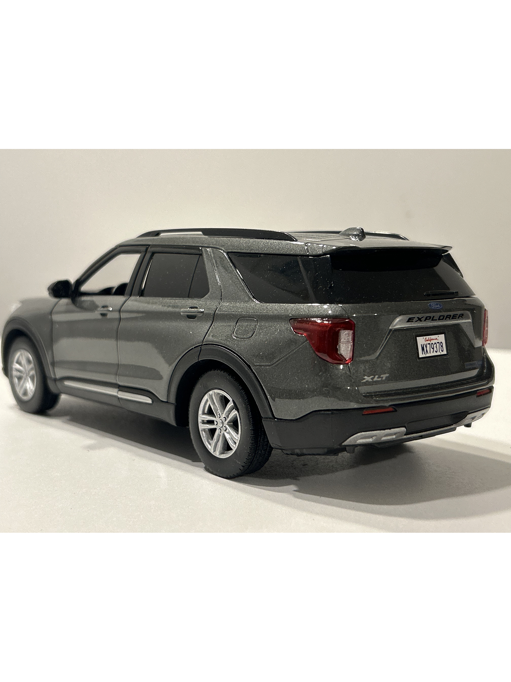 Motormax Ford Explorer XLT 2022 1:24 – SUV tres filas moderno para coleccionistas | Ruta Nostalgia 19