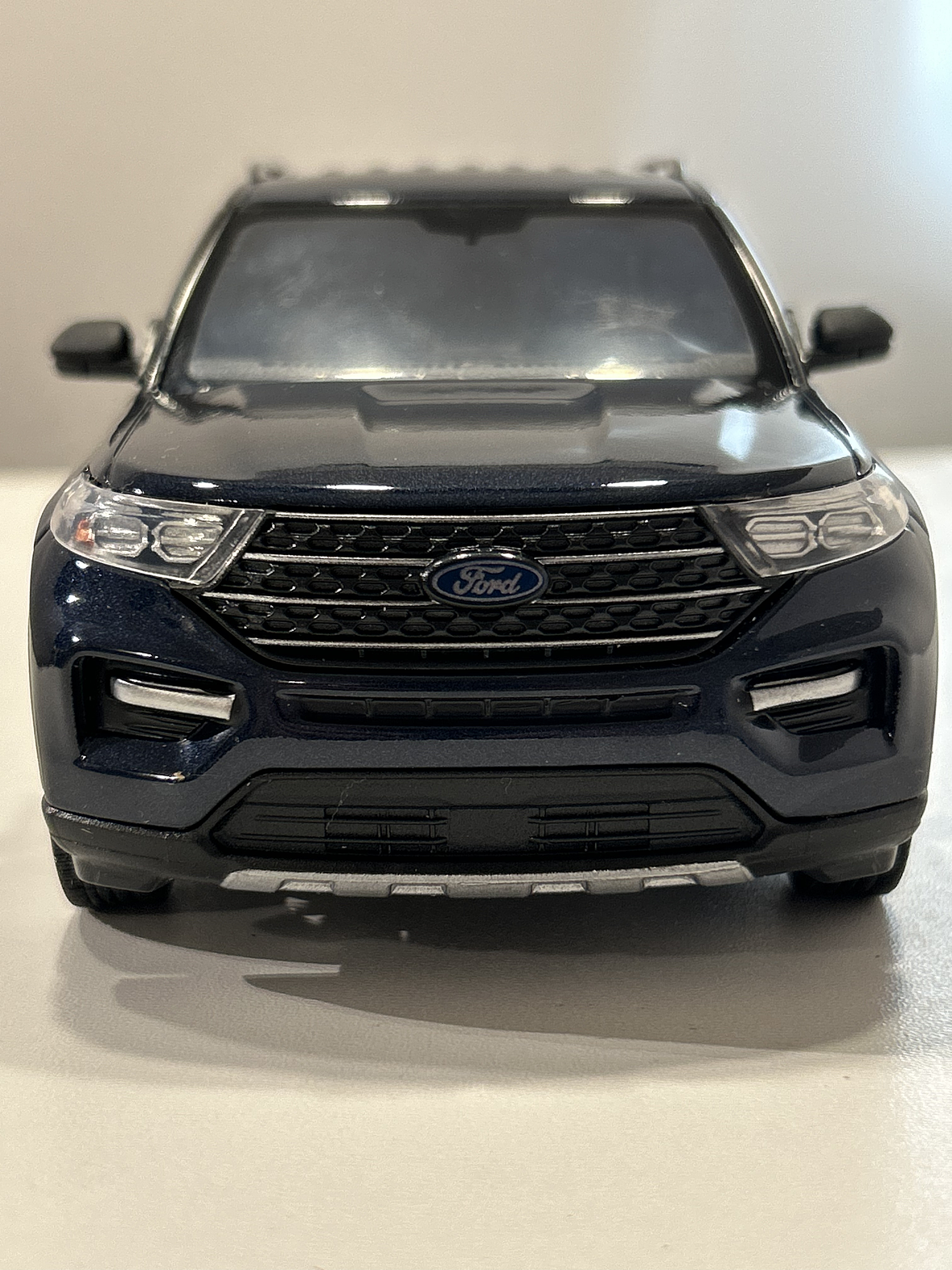 Motormax Ford Explorer XLT 2022 1:24 – SUV tres filas moderno para coleccionistas | Ruta Nostalgia 3