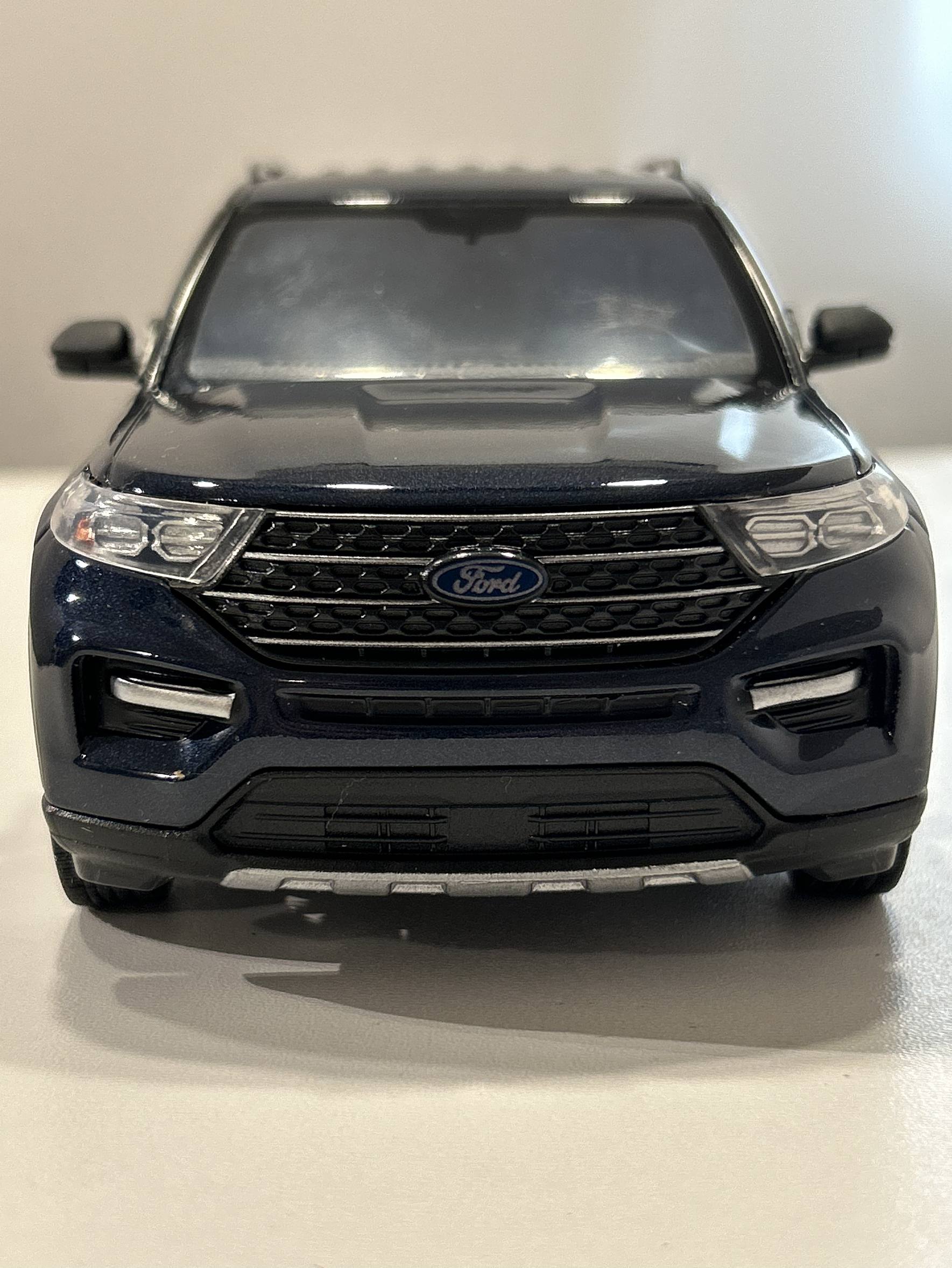 Motormax Ford Explorer XLT 2022 1:24 – SUV tres filas moderno para coleccionistas | Ruta Nostalgia 3