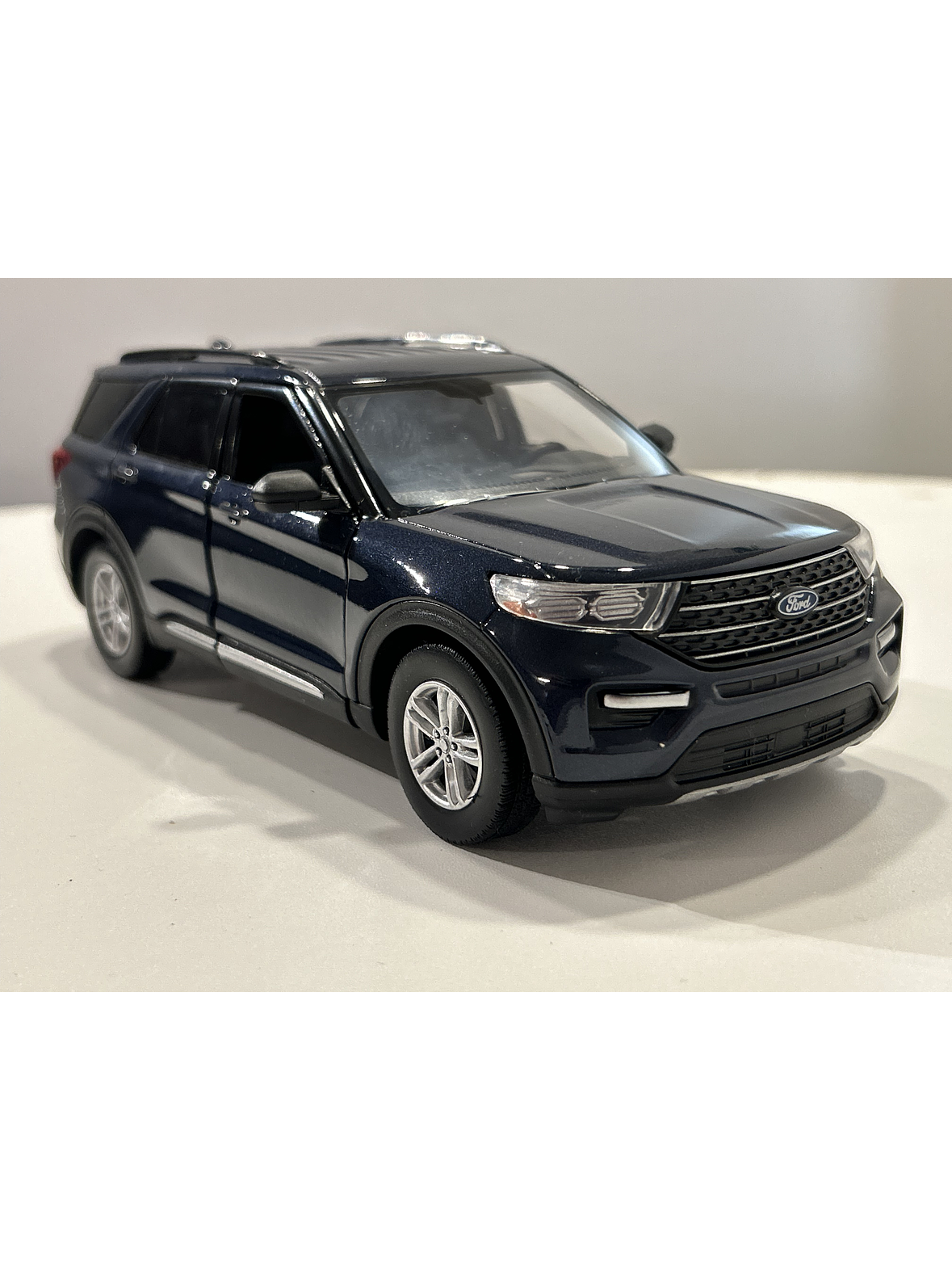 Motormax Ford Explorer XLT 2022 1:24 – SUV tres filas moderno para coleccionistas | Ruta Nostalgia 4