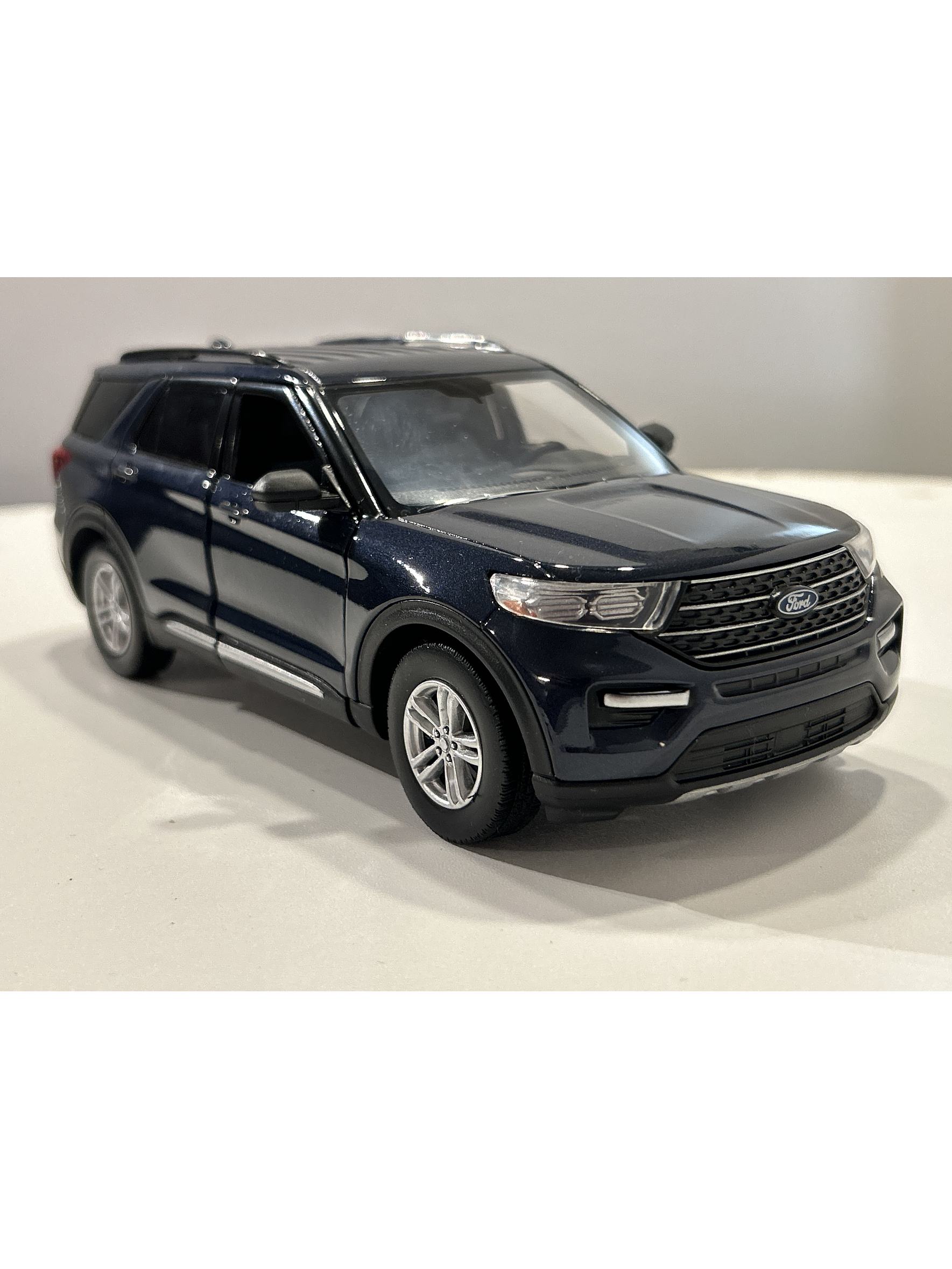 Motormax Ford Explorer XLT 2022 1:24 – SUV tres filas moderno para coleccionistas | Ruta Nostalgia 4