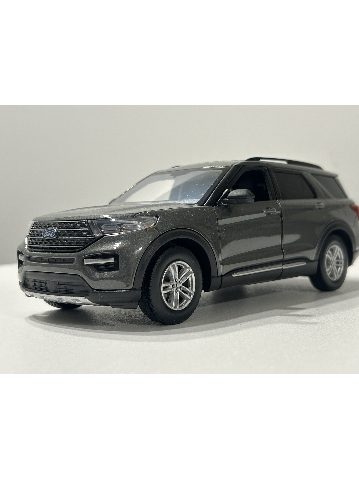 Motormax Ford Explorer XLT 2022 1:24 – SUV tres filas moderno para coleccionistas | Ruta Nostalgia 13