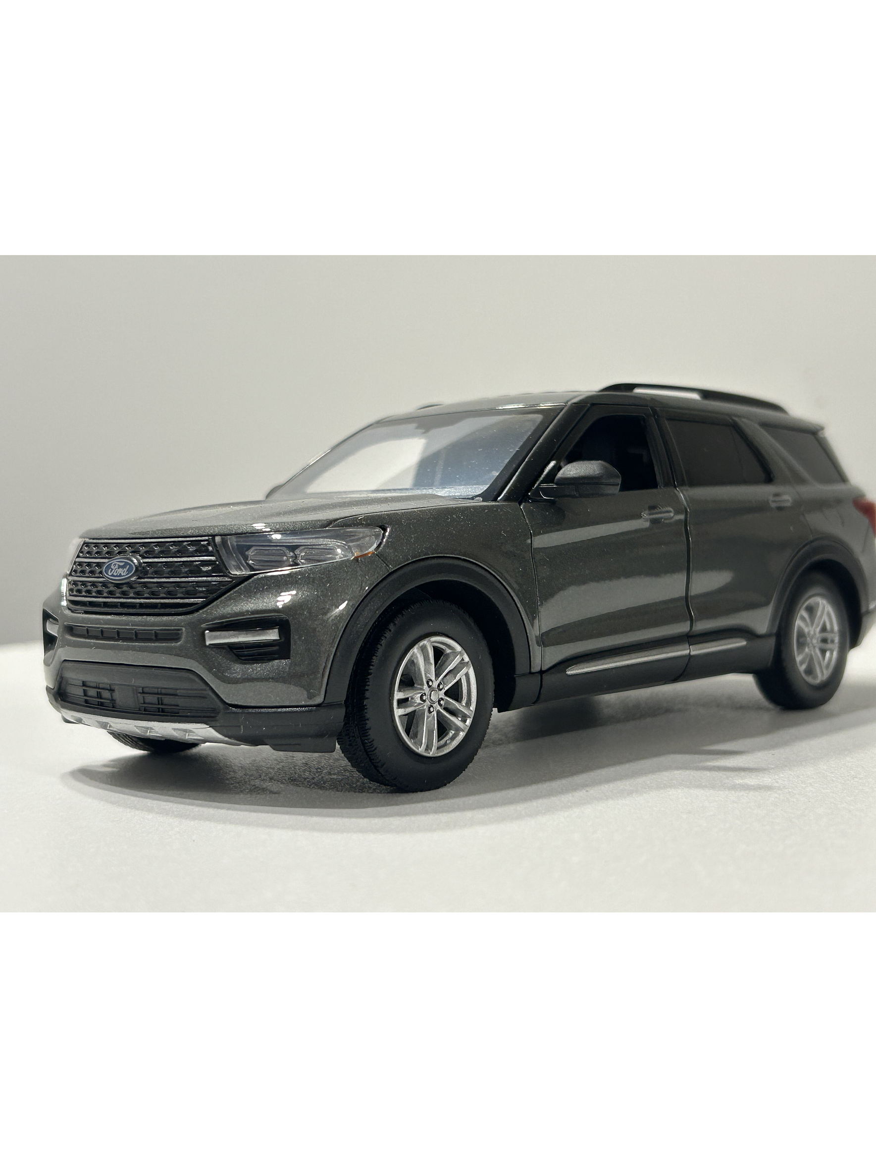 Motormax Ford Explorer XLT 2022 1:24 – SUV tres filas moderno para coleccionistas | Ruta Nostalgia 13
