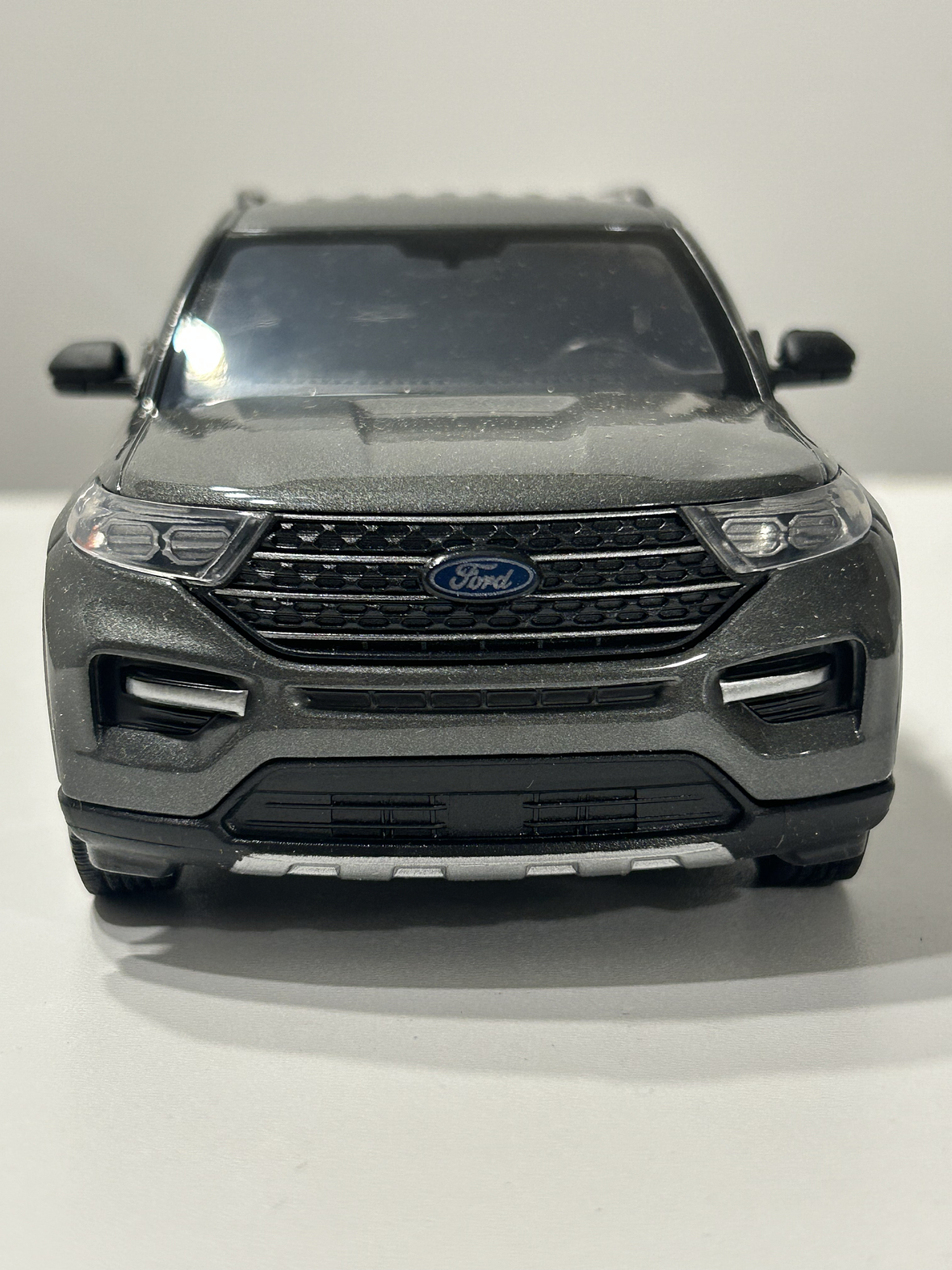 Motormax Ford Explorer XLT 2022 1:24 – SUV tres filas moderno para coleccionistas | Ruta Nostalgia 14