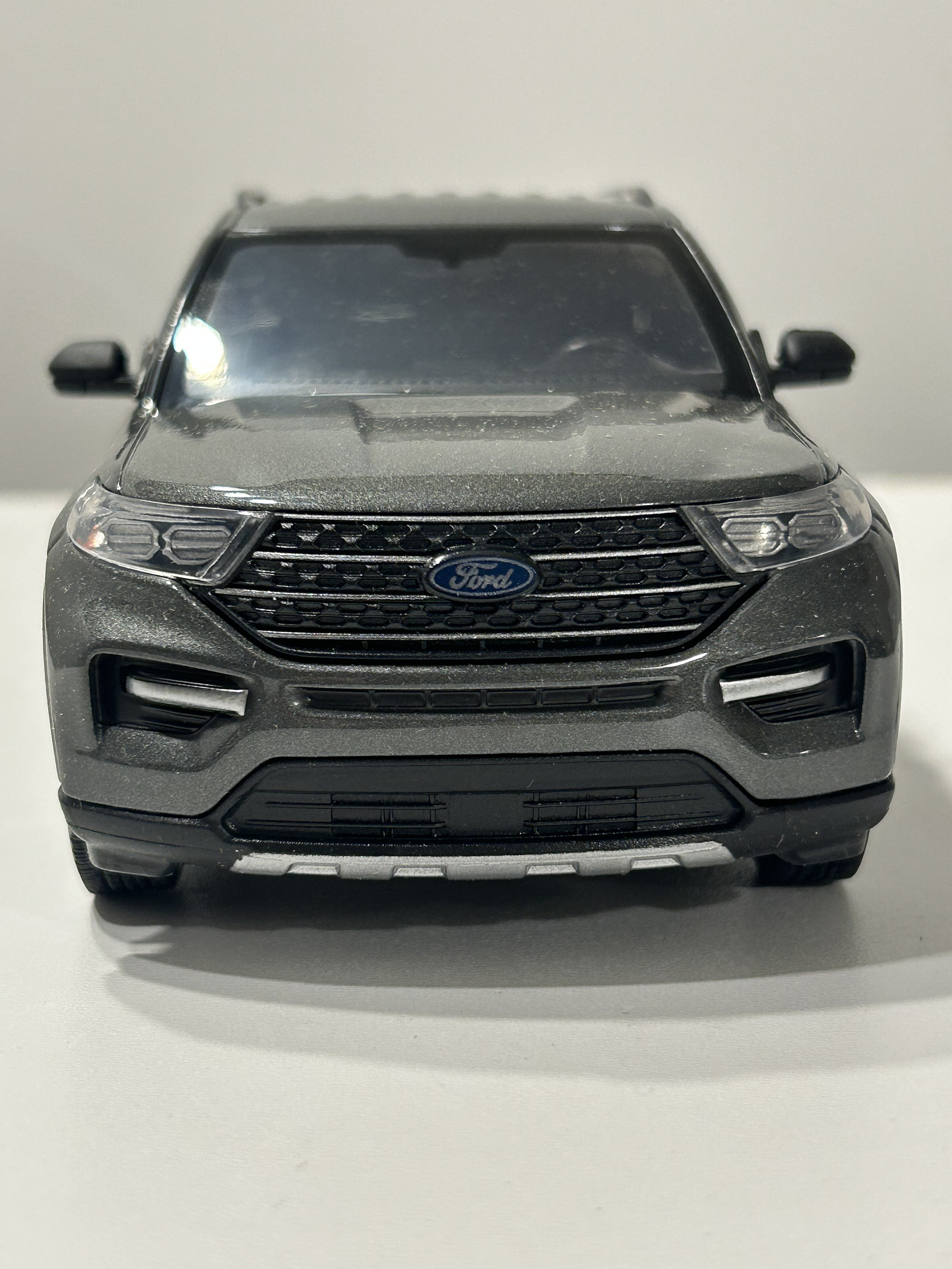 Motormax Ford Explorer XLT 2022 1:24 – SUV tres filas moderno para coleccionistas | Ruta Nostalgia 14