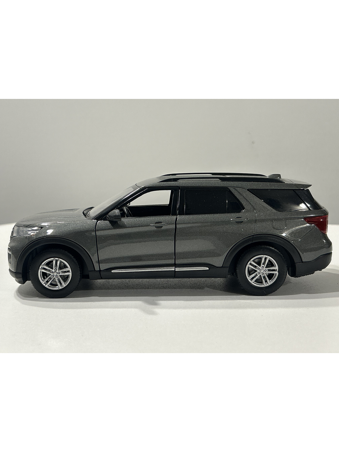 Motormax Ford Explorer XLT 2022 1:24 – SUV tres filas moderno para coleccionistas | Ruta Nostalgia 20