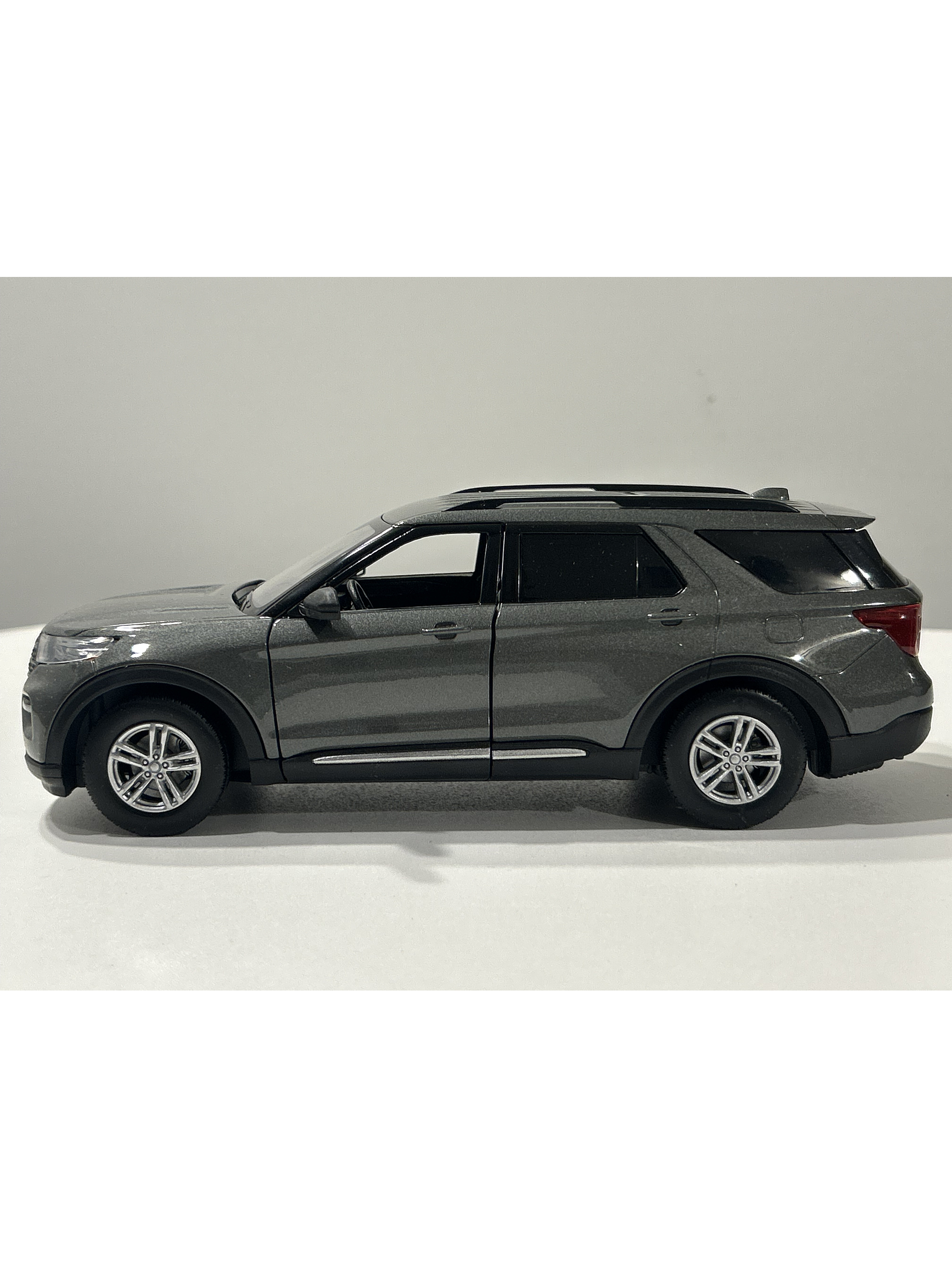 Motormax Ford Explorer XLT 2022 1:24 – SUV tres filas moderno para coleccionistas | Ruta Nostalgia 20