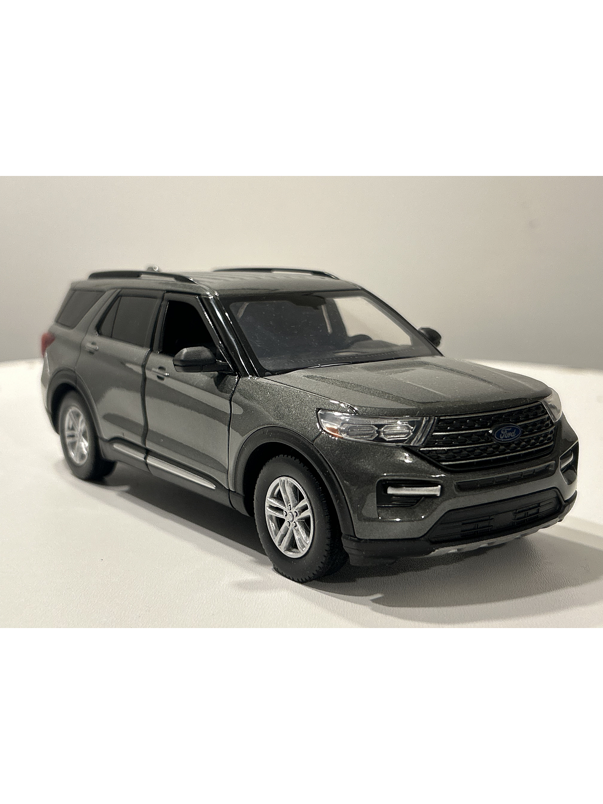 Motormax Ford Explorer XLT 2022 1:24 – SUV tres filas moderno para coleccionistas | Ruta Nostalgia 15