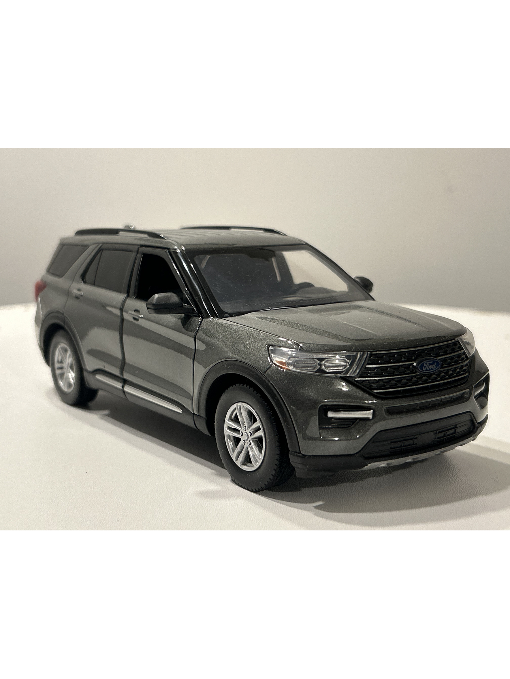 Motormax Ford Explorer XLT 2022 1:24 – SUV tres filas moderno para coleccionistas | Ruta Nostalgia 15