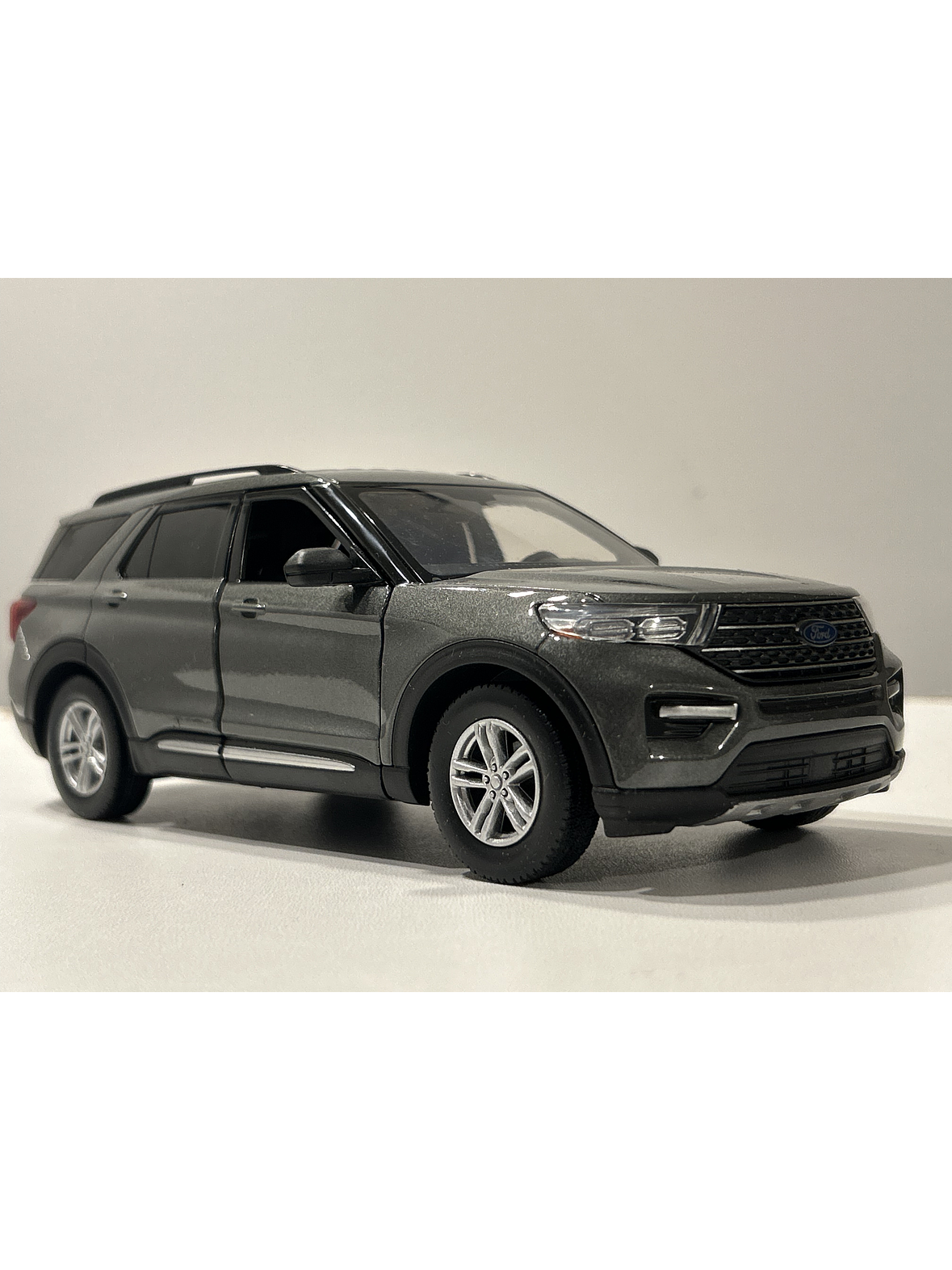 Motormax Ford Explorer XLT 2022 1:24 – SUV tres filas moderno para coleccionistas | Ruta Nostalgia 21