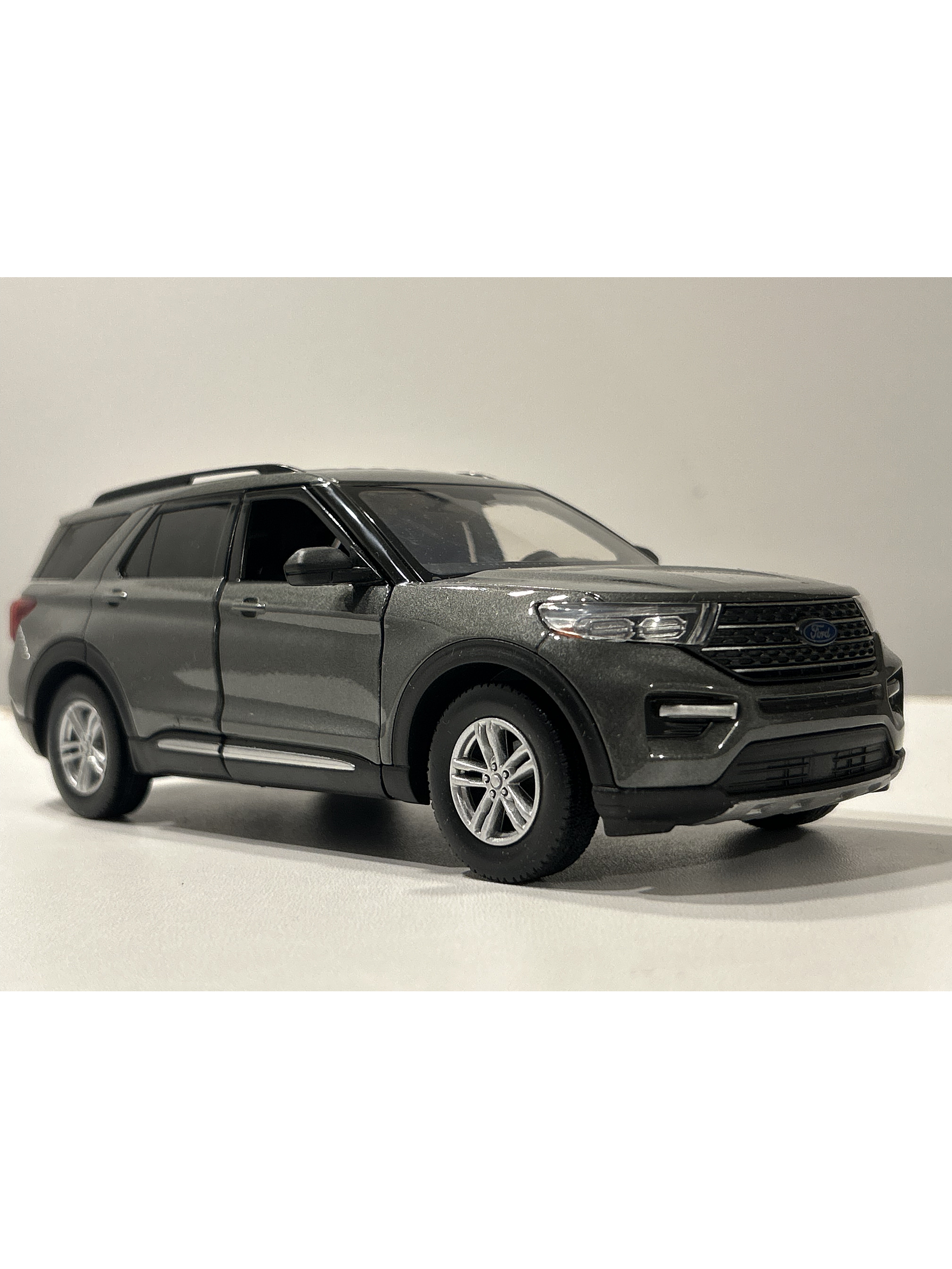 Motormax Ford Explorer XLT 2022 1:24 – SUV tres filas moderno para coleccionistas | Ruta Nostalgia 21