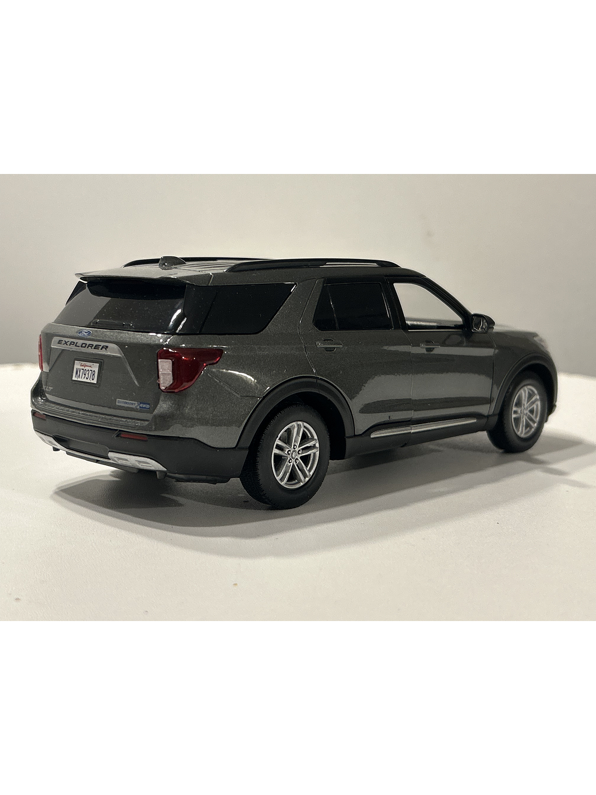 Motormax Ford Explorer XLT 2022 1:24 – SUV tres filas moderno para coleccionistas | Ruta Nostalgia 17