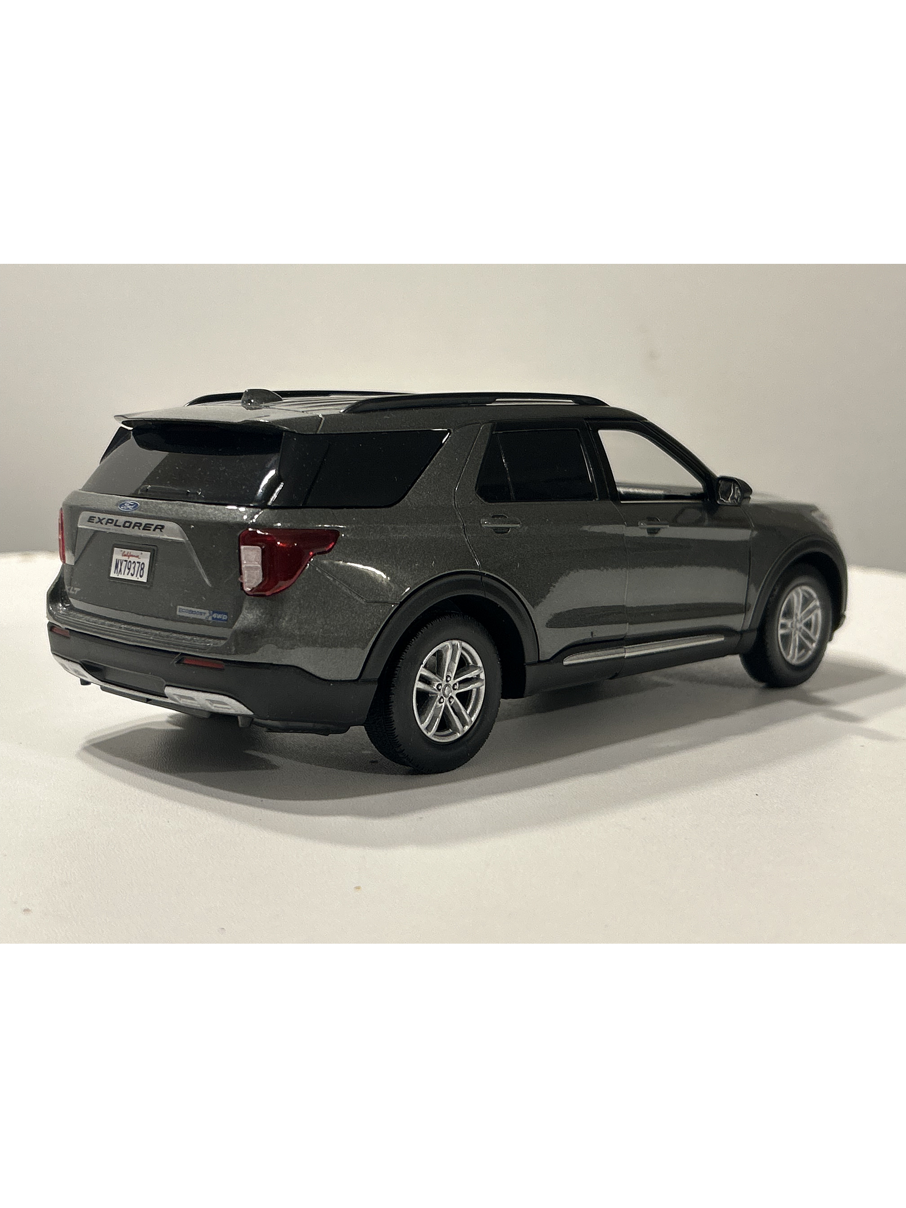 Motormax Ford Explorer XLT 2022 1:24 – SUV tres filas moderno para coleccionistas | Ruta Nostalgia 17