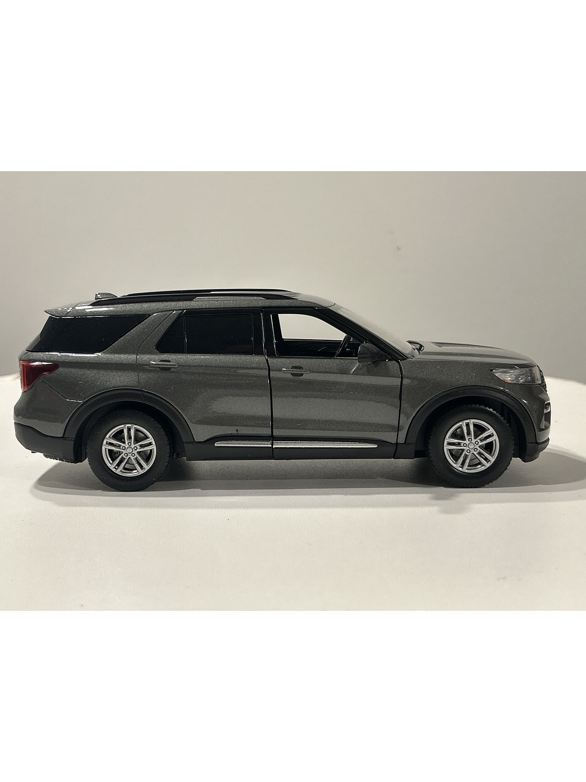 Motormax Ford Explorer XLT 2022 1:24 – SUV tres filas moderno para coleccionistas | Ruta Nostalgia 16