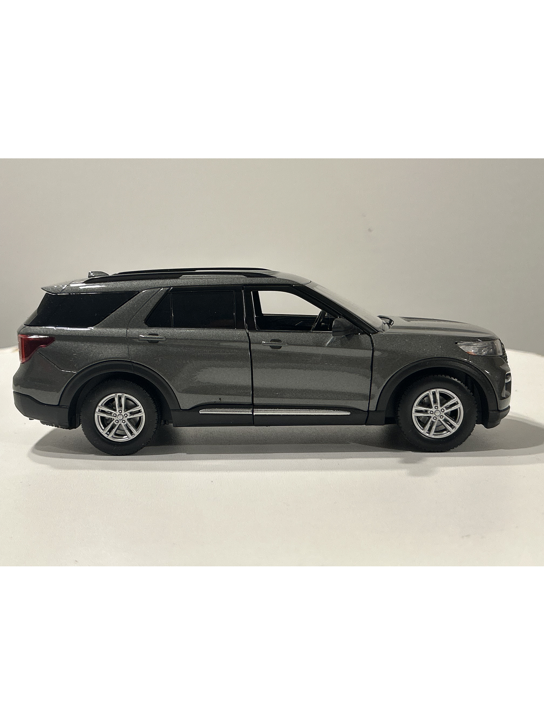 Motormax Ford Explorer XLT 2022 1:24 – SUV tres filas moderno para coleccionistas | Ruta Nostalgia 16