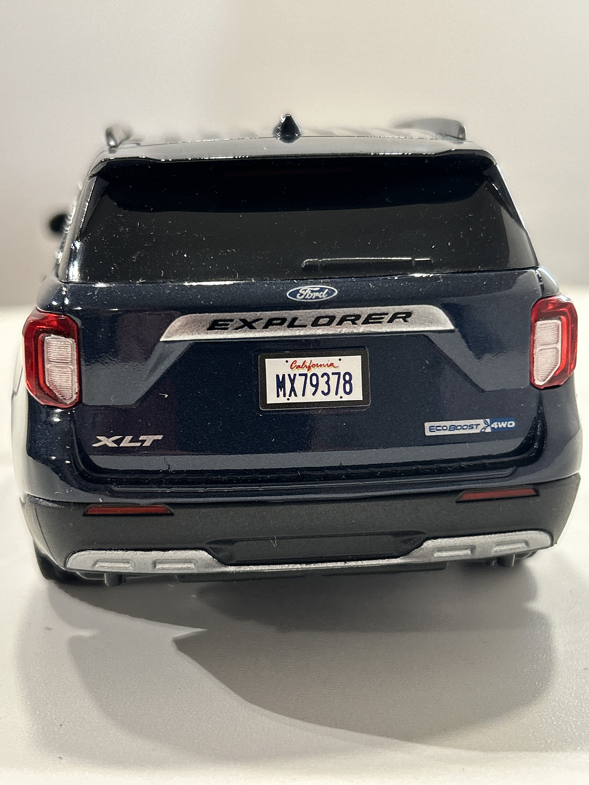 Motormax Ford Explorer XLT 2022 1:24 – SUV tres filas moderno para coleccionistas | Ruta Nostalgia 18