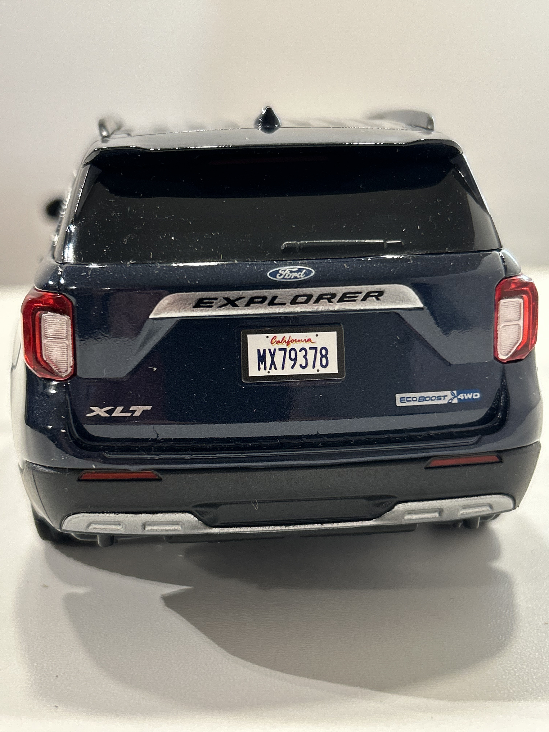 Motormax Ford Explorer XLT 2022 1:24 – SUV tres filas moderno para coleccionistas | Ruta Nostalgia 18