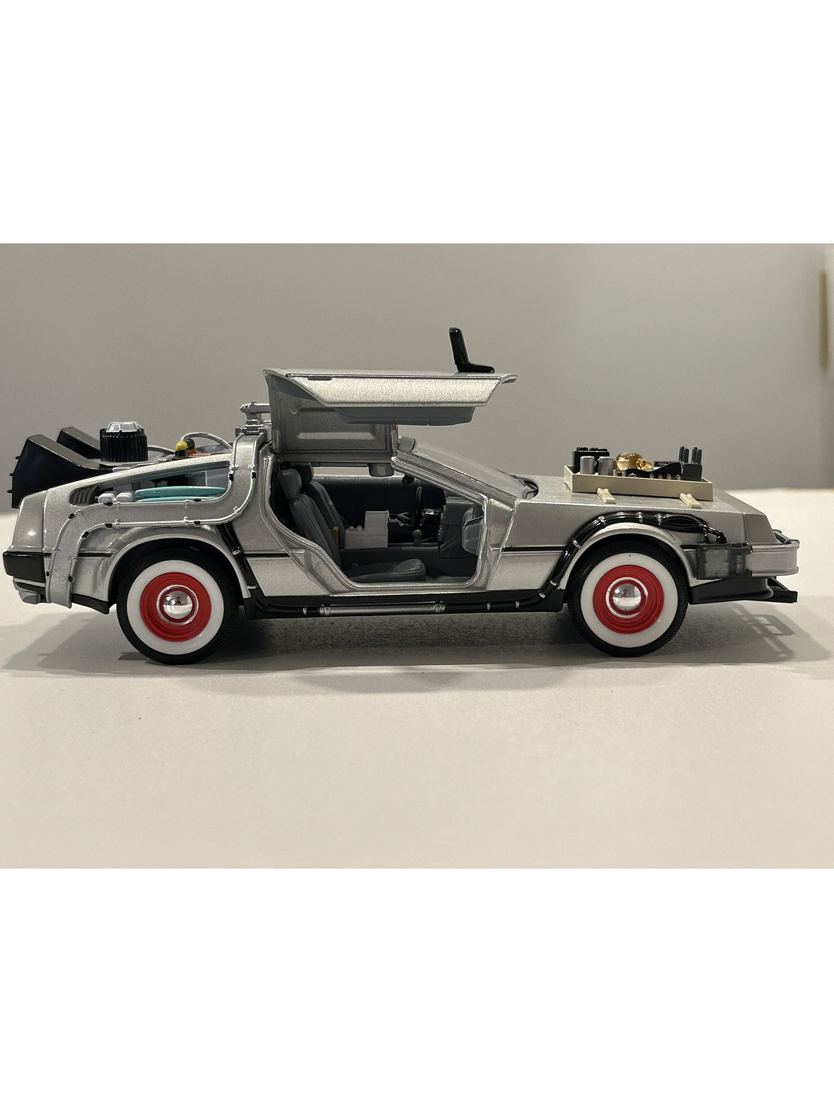 DeLorean Back to the Future III.  Welly miniatura 1:24 – Auto a escala die-cast | Chile 5