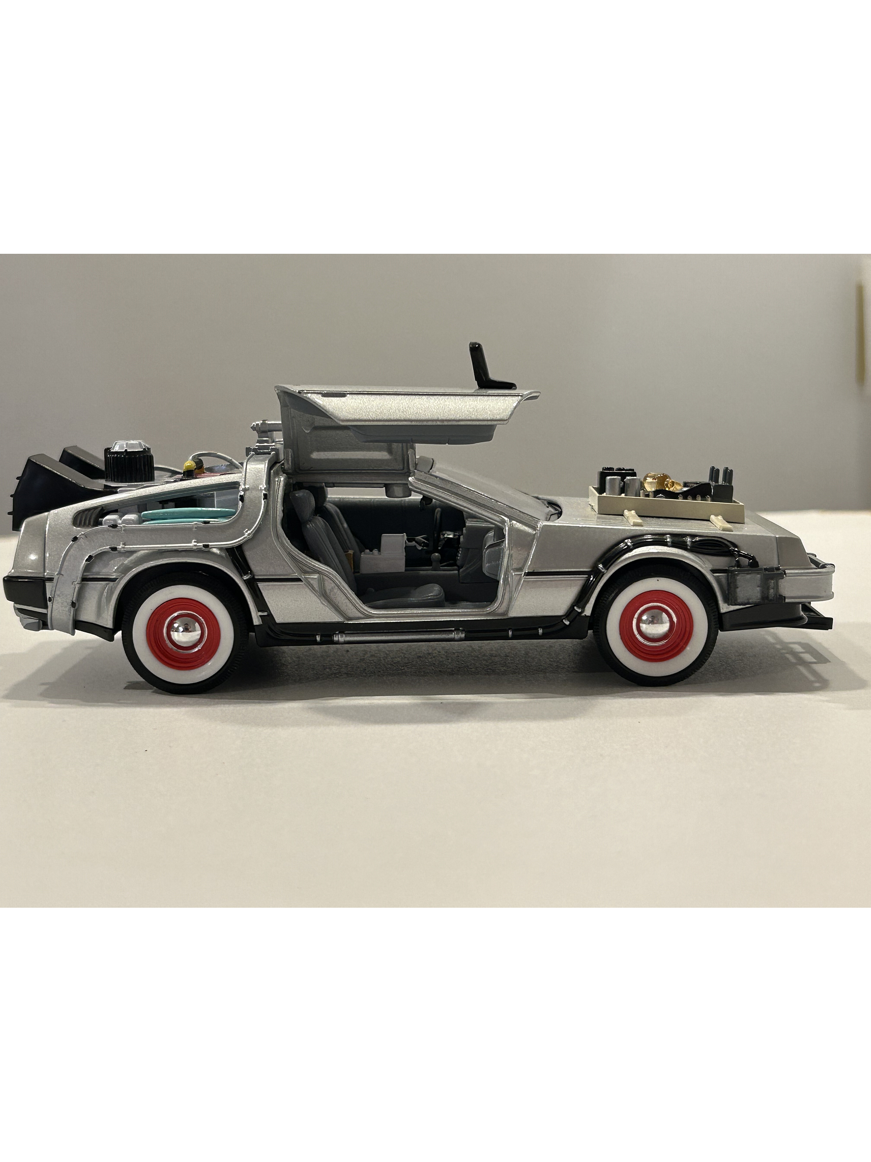 DeLorean Back to the Future III.  Welly miniatura 1:24 – Auto a escala die-cast | Chile 5