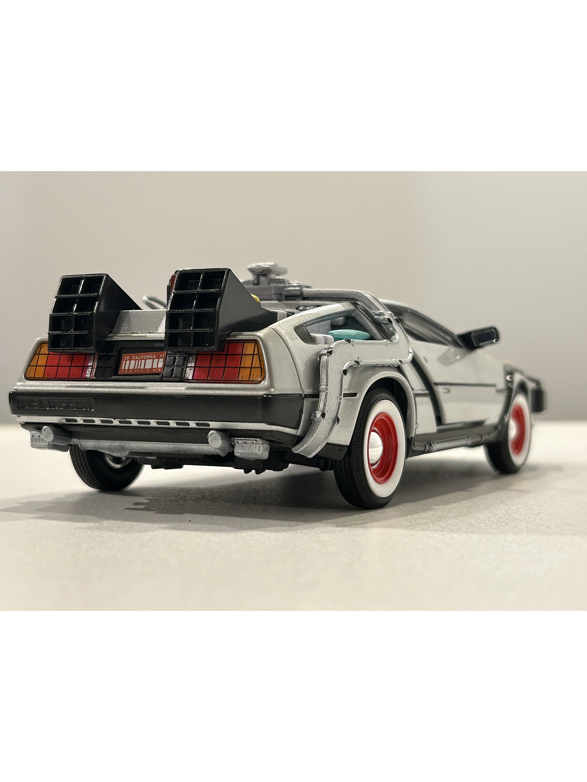 DeLorean Back to the Future III.  Welly miniatura 1:24 – Auto a escala die-cast | Chile 6