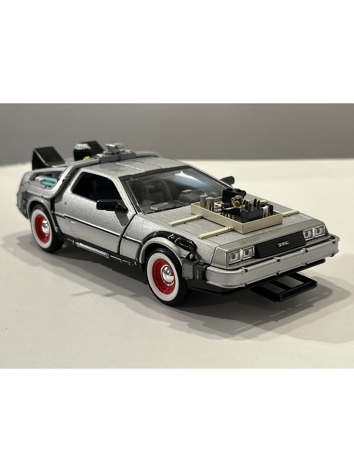 DeLorean Back to the Future III.  Welly miniatura 1:24 – Auto a escala die-cast | Chile 4