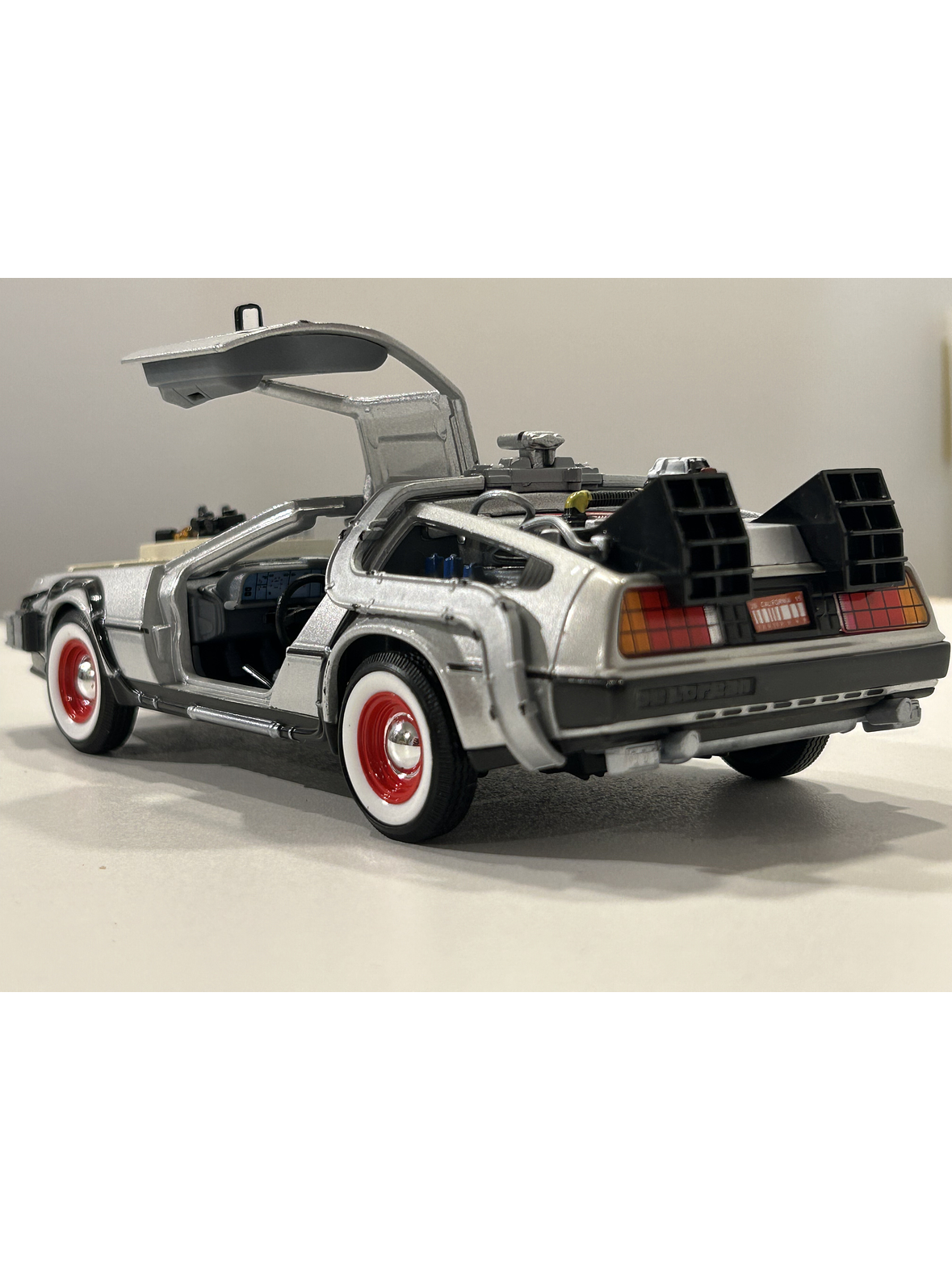 DeLorean Back to the Future III.  Welly miniatura 1:24 – Auto a escala die-cast | Chile 8