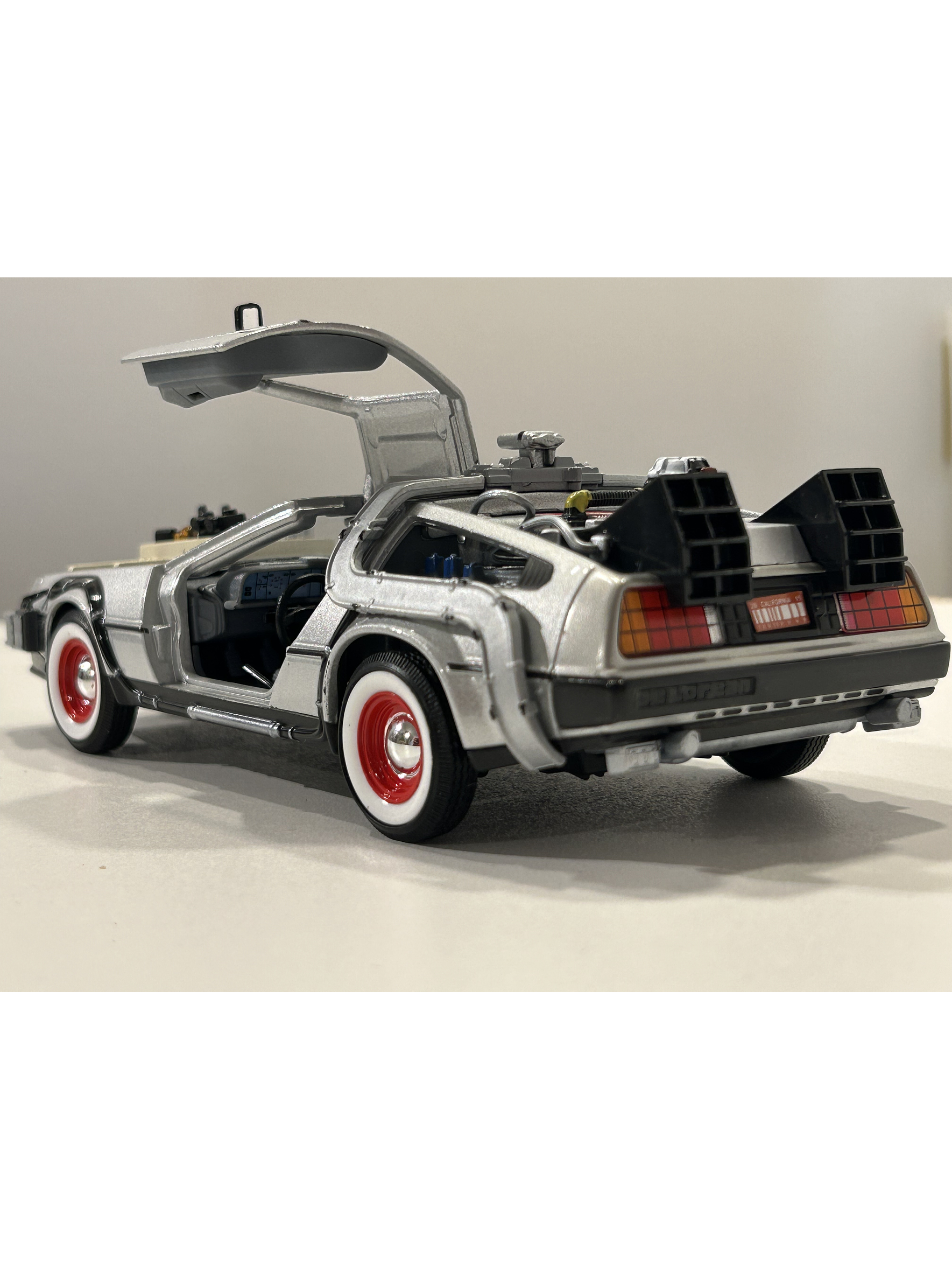 DeLorean Back to the Future III.  Welly miniatura 1:24 – Auto a escala die-cast | Chile 8