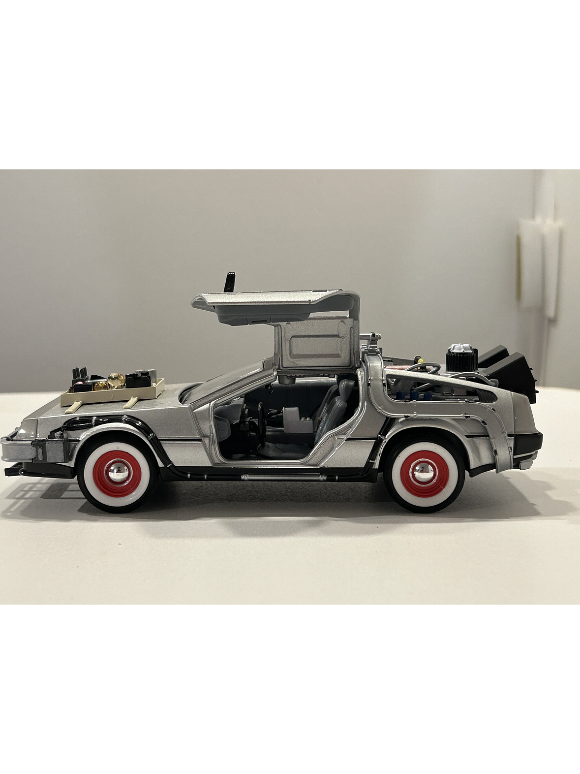 DeLorean Back to the Future III.  Welly miniatura 1:24 – Auto a escala die-cast | Chile 9