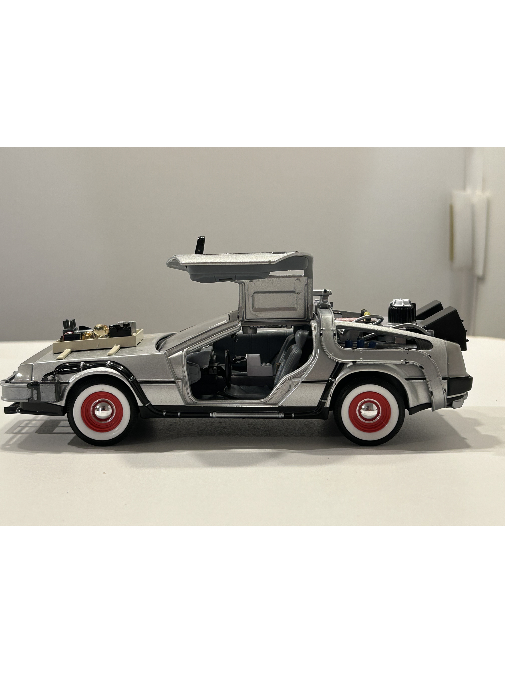 DeLorean Back to the Future III.  Welly miniatura 1:24 – Auto a escala die-cast | Chile 9