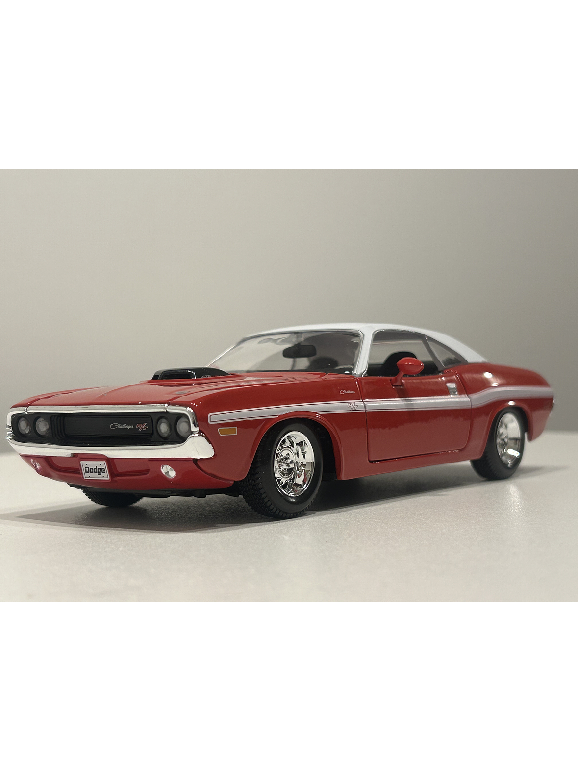 Maisto Dodge Challenger R/T 1970 1:24 rojo/techo blanco – Muscle car a escala para colección | Chile 2