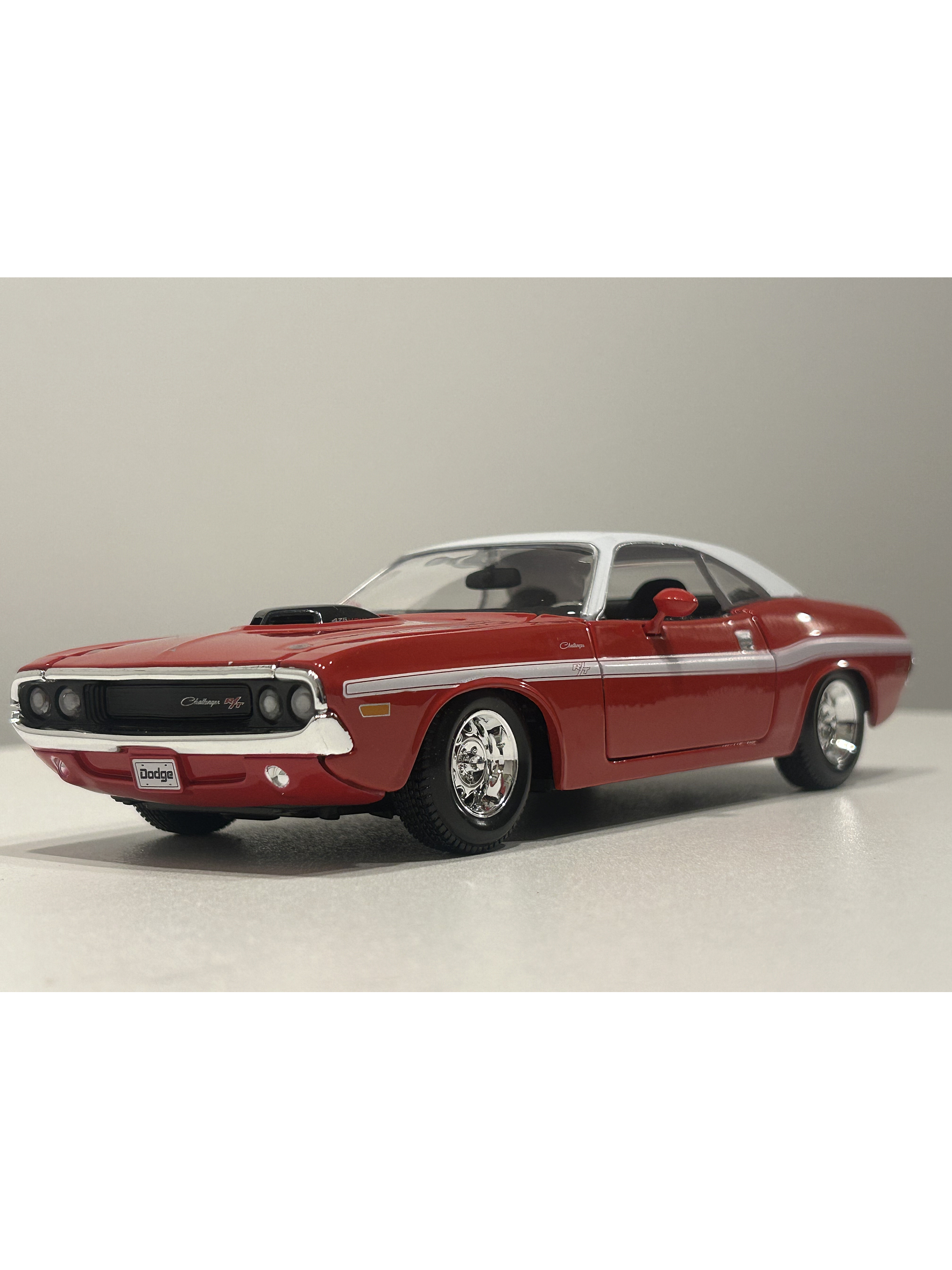 Maisto Dodge Challenger R/T 1970 1:24 rojo/techo blanco – Muscle car a escala para colección | Chile 2