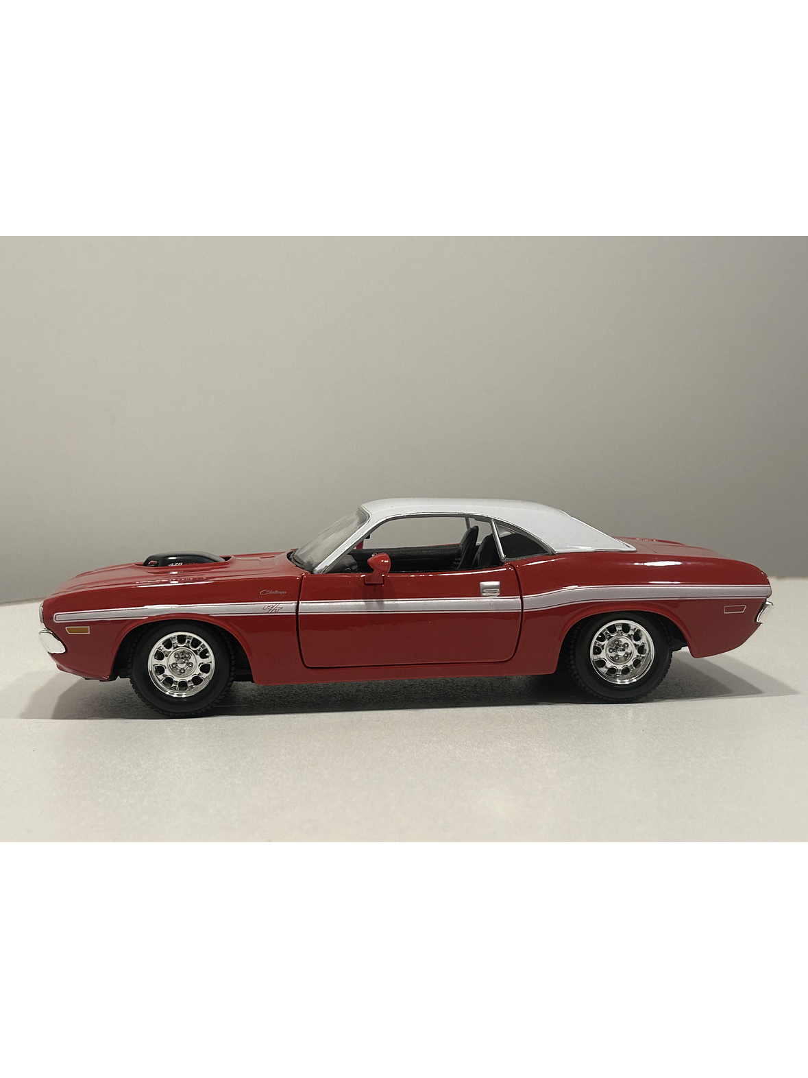 Maisto Dodge Challenger R/T 1970 1:24 rojo/techo blanco – Muscle car a escala para colección | Chile 7