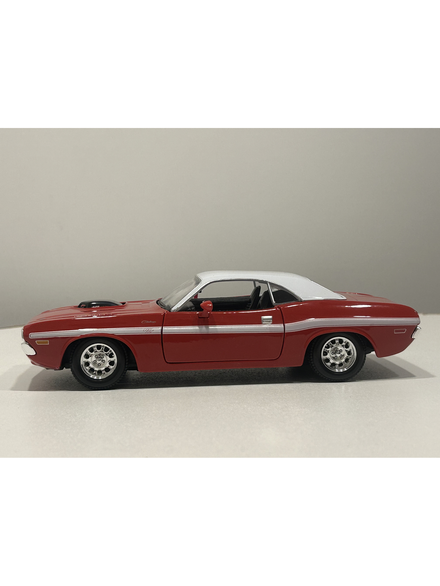 Maisto Dodge Challenger R/T 1970 1:24 rojo/techo blanco – Muscle car a escala para colección | Chile 7
